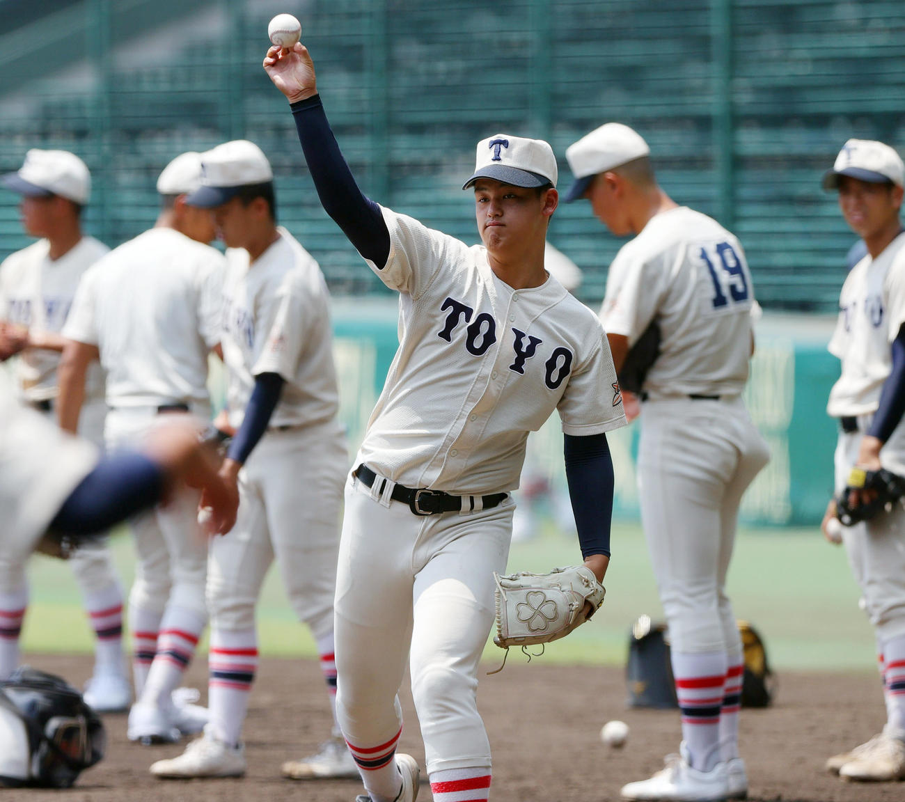 甲子園練習でキャッチボールする東洋大姫路の阪下（撮影・上山淳一）
