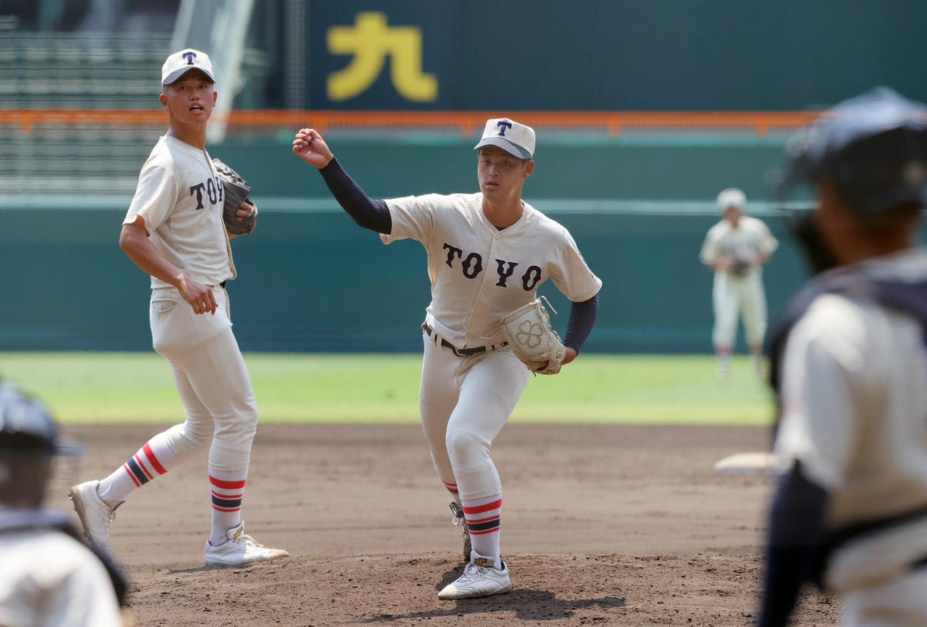 甲子園練習で投内連係する東洋大姫路の阪下（右）（撮影・上山淳一）
