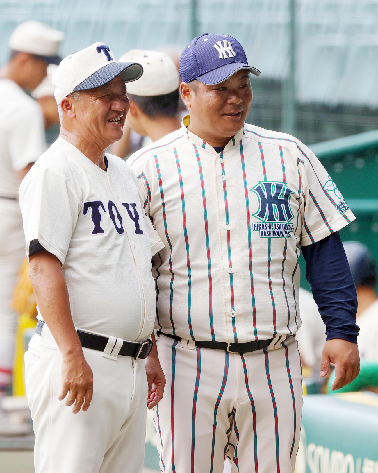 甲子園球場で記念撮影する東洋大姫路の岡田監督（左）と東大阪大柏原の土井監督（撮影・上山淳一）