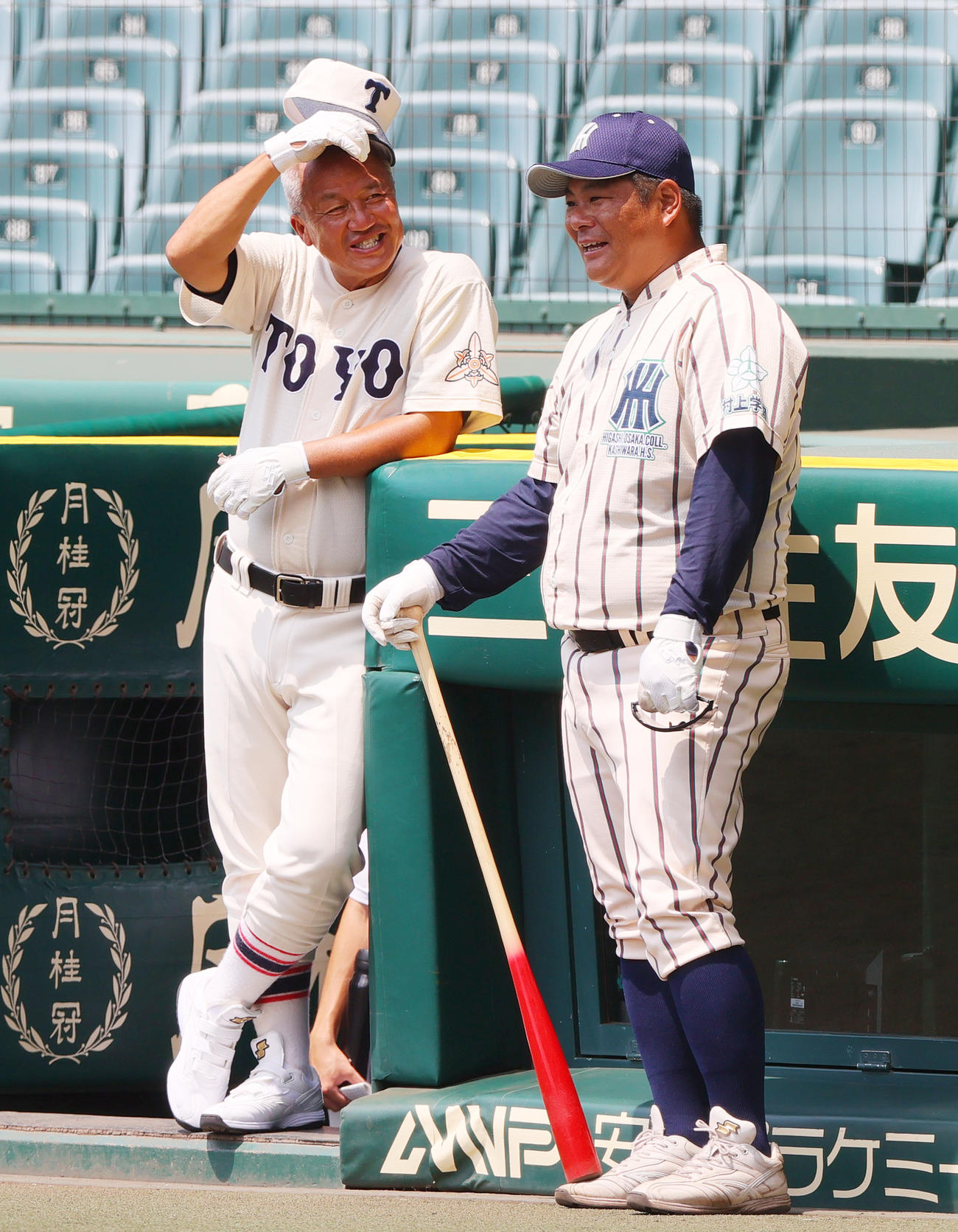 甲子園球場で笑顔で話す東洋大姫路の岡田監督（左）と東大阪大柏原の土井監督（撮影・上山淳一）