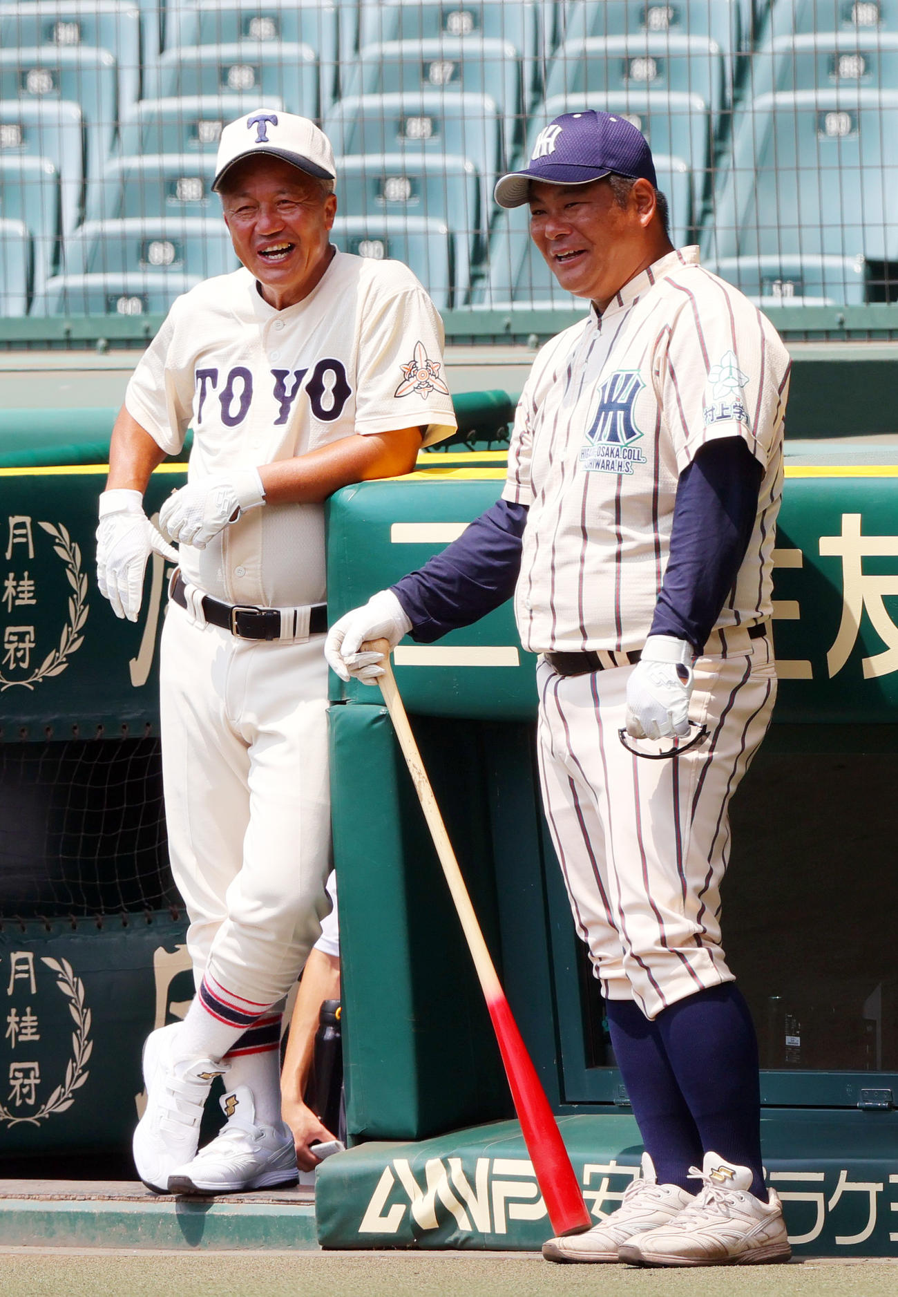 甲子園球場で笑顔で話す東洋大姫路の岡田監督（左）と東大阪大柏原の土井監督（撮影・上山淳一）