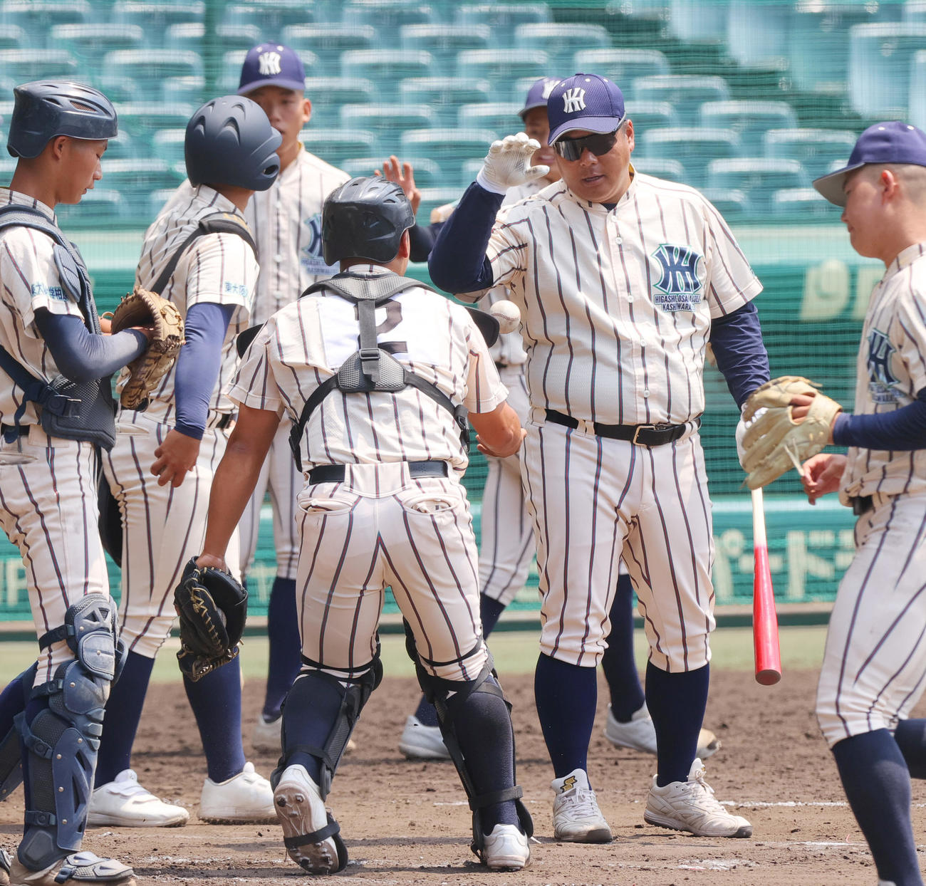 甲子園練習でノッカーを務める東大阪大柏原の土井監督（右）（撮影・上山淳一）