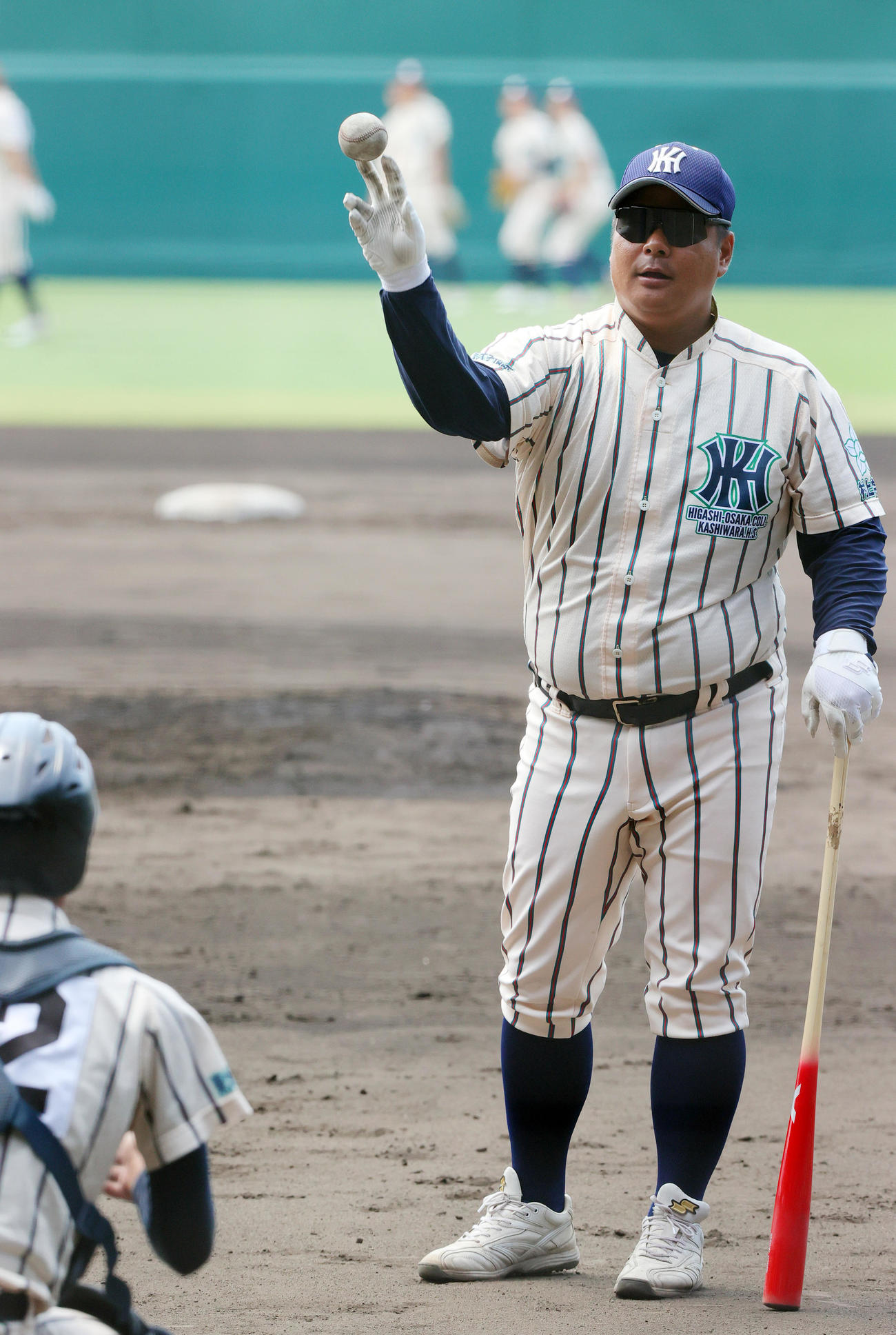 甲子園練習で捕手に球を渡す東大阪大柏原の土井監督（撮影・上山淳一）