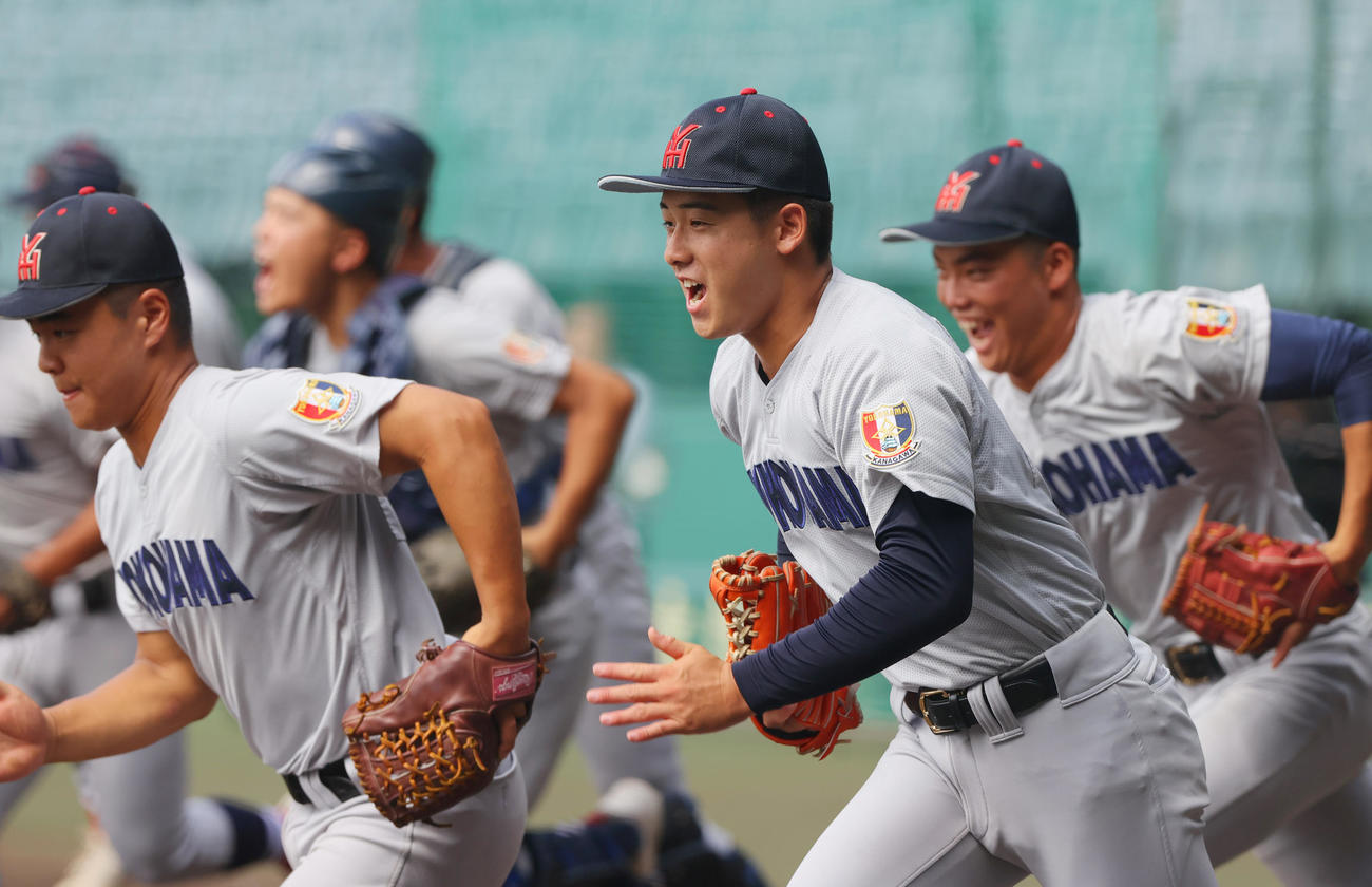 甲子園練習でグラウンドを駆け出す横浜のエース奥村頼（手前）ら（撮影・上山淳一）