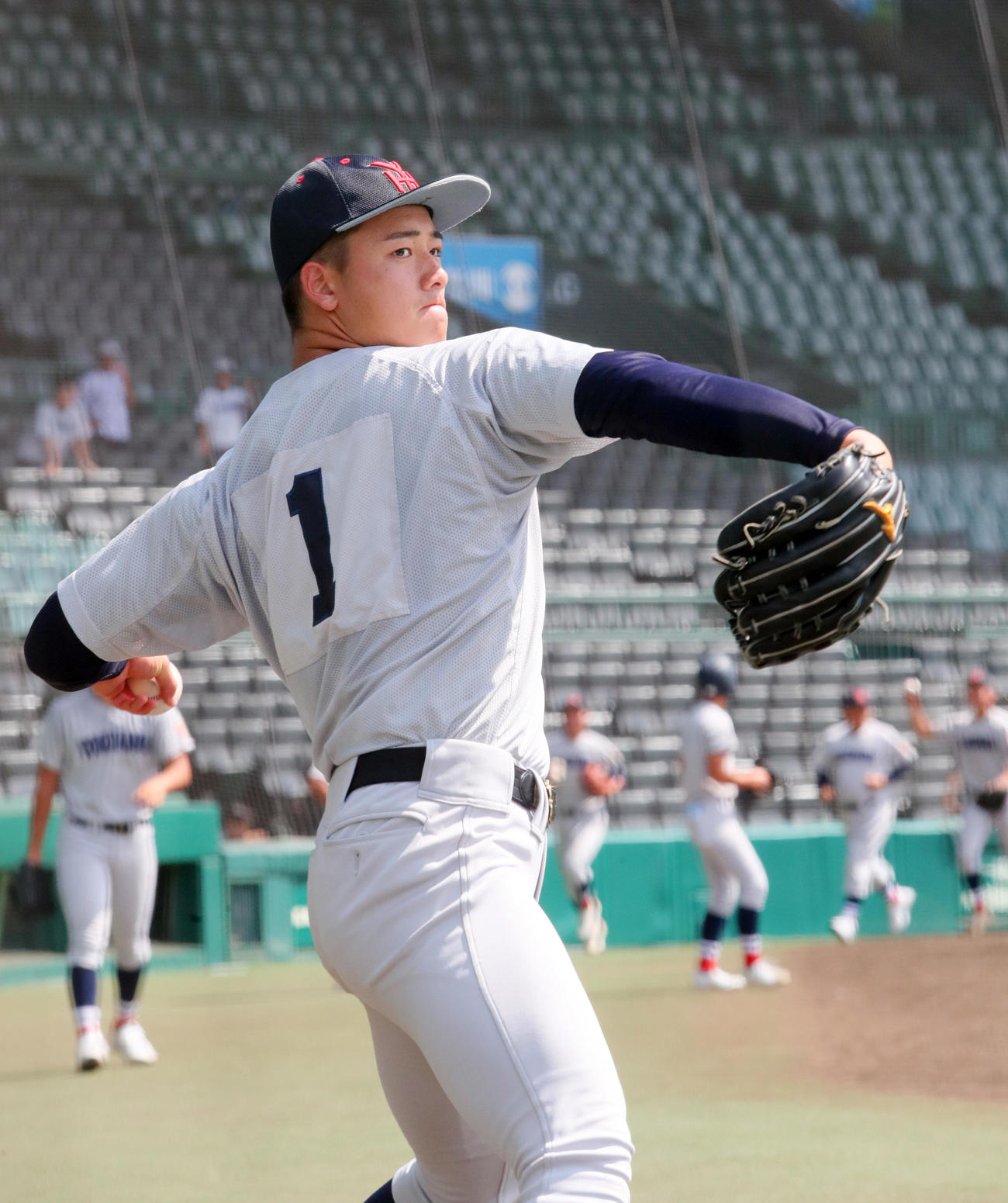 甲子園練習でキャッチボールする横浜のエース奥村頼（撮影・上山淳一）