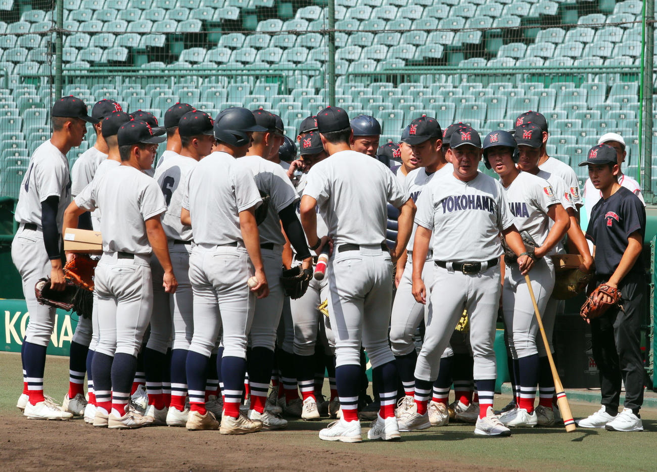 甲子園練習を前に円陣を組む横浜ナイン（撮影・上山淳一）