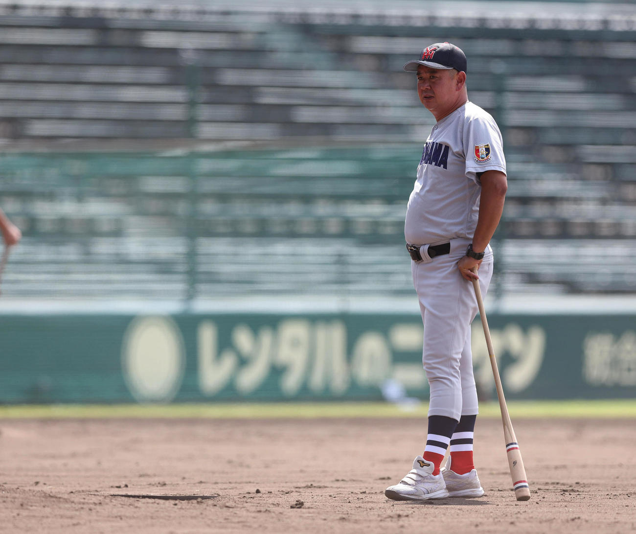ナインの練習を見守る横浜・村田監督（撮影・白石智彦）