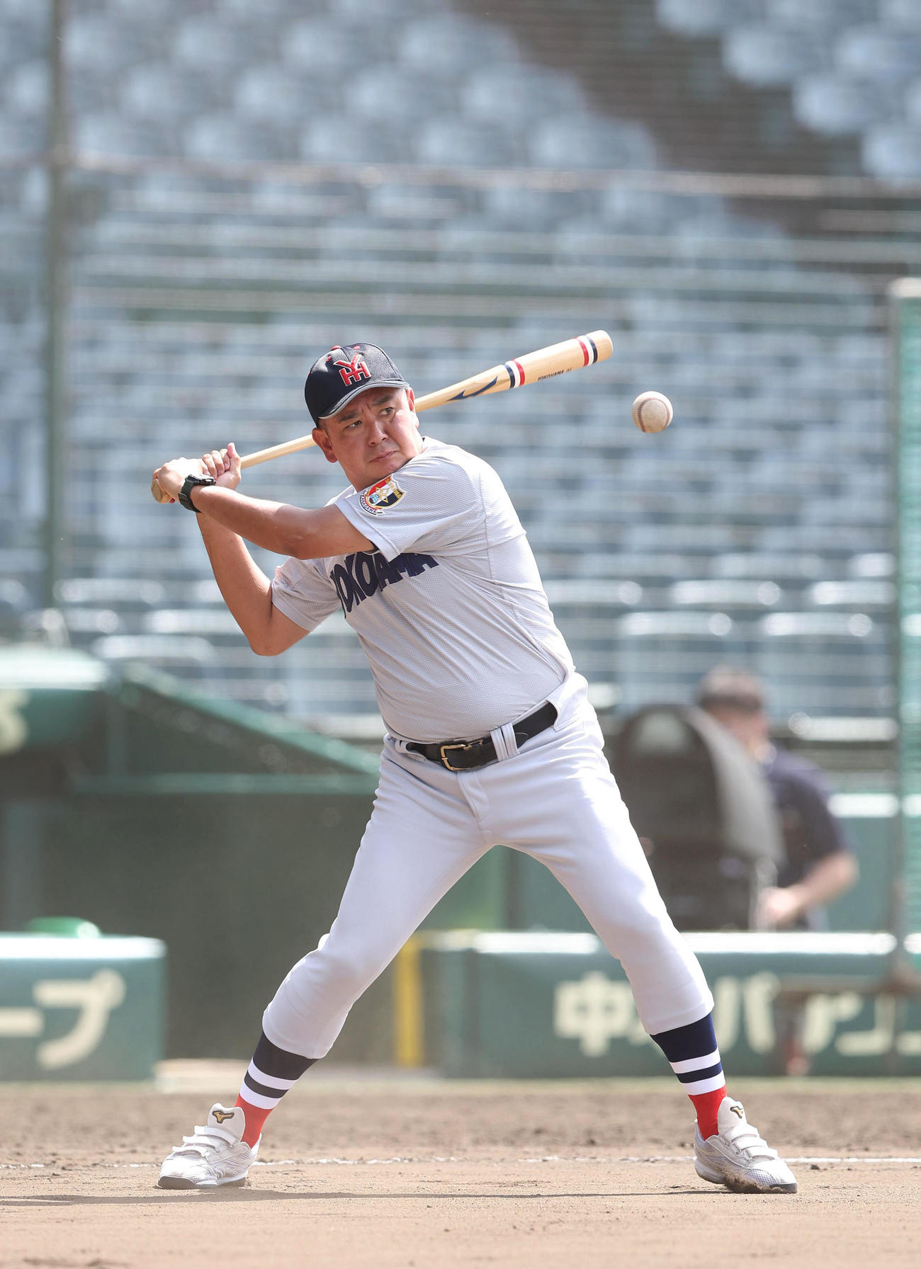ナインにノックする横浜・村田監督（撮影・白石智彦）