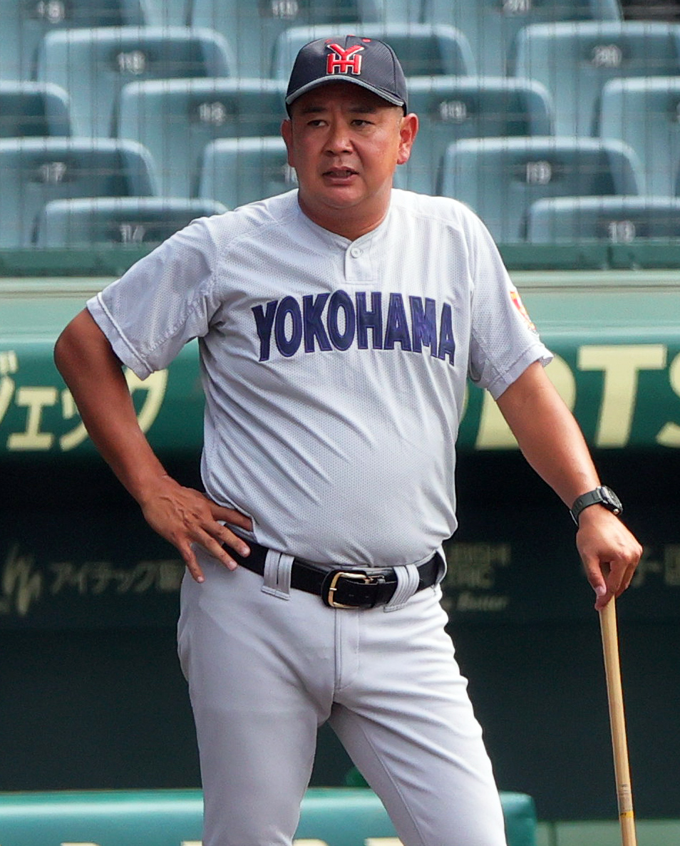 甲子園練習を見守る横浜の村田監督（撮影・上山淳一）