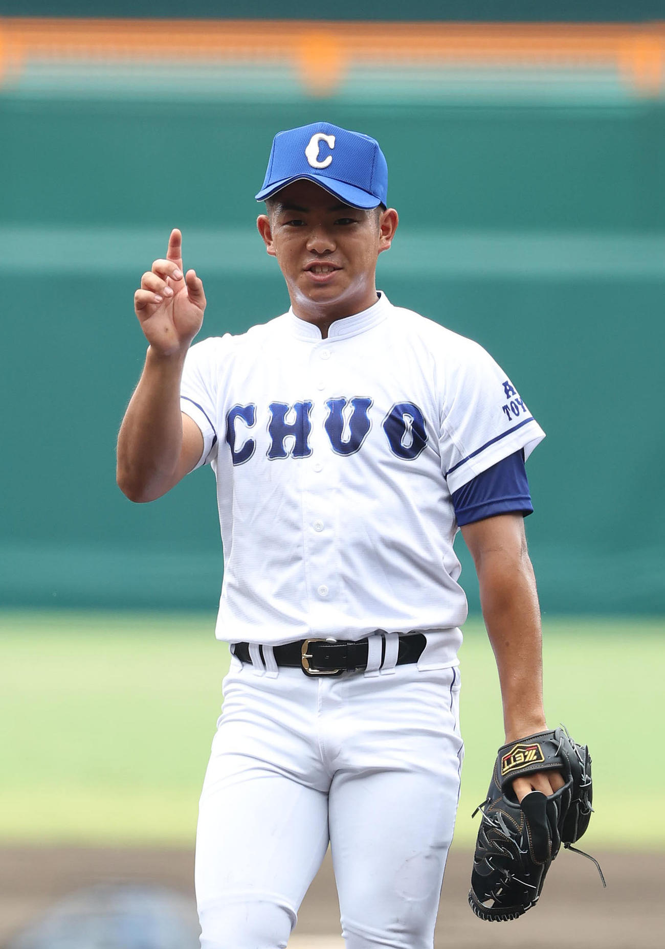 投球練習中に笑顔を見せる豊橋中央・高橋（撮影・白石智彦）