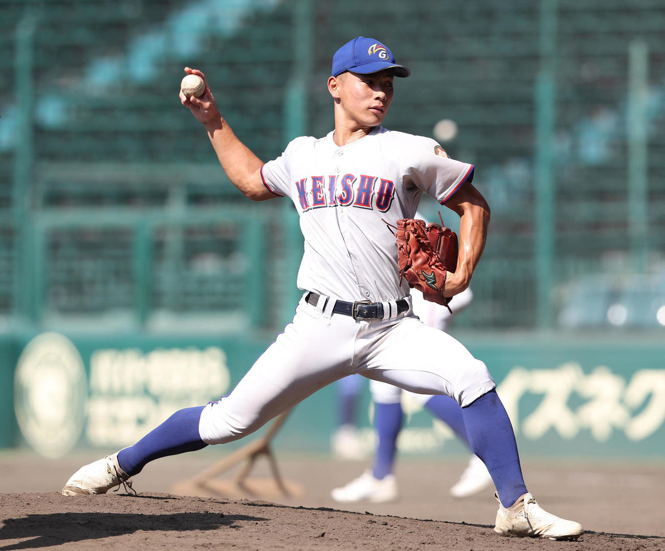 投球練習する明秀日立・中岡（撮影・白石智彦）