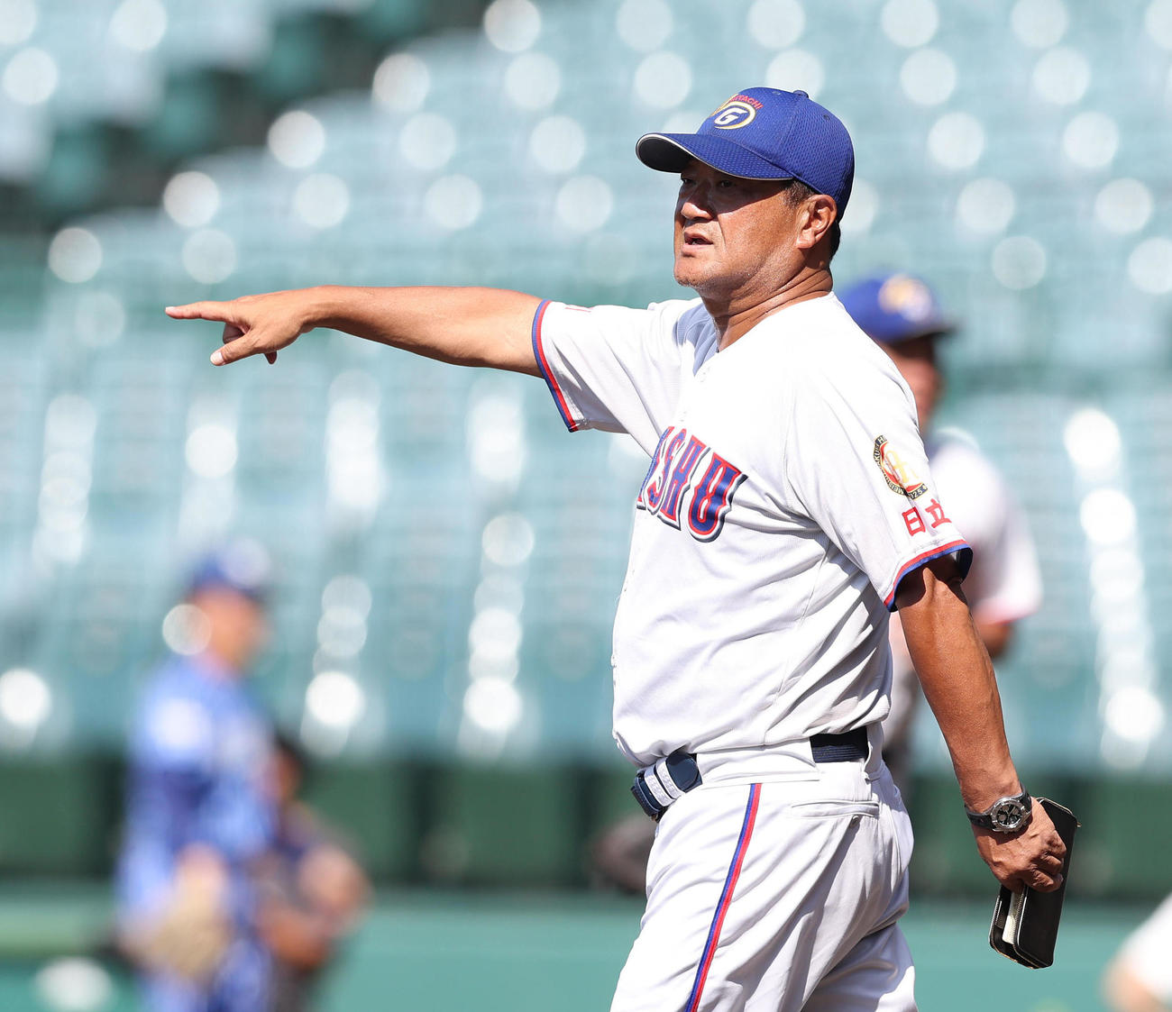 ナインに指示を出す明秀日立・金沢監督（撮影・白石智彦）