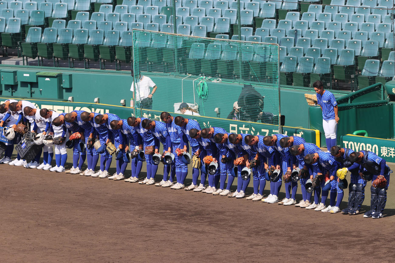 甲子園練習を前にグラウンドにあいさつする青藍泰斗ナイン（撮影・上山淳一）