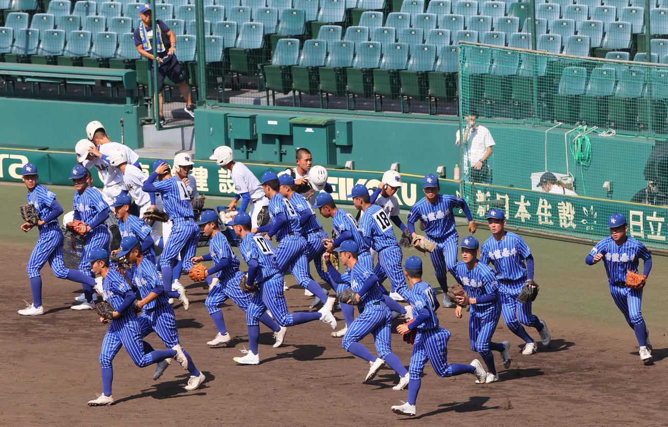 甲子園練習で一斉にグラウンドへ駆け出す青藍泰斗ナイン（撮影・上山淳一）