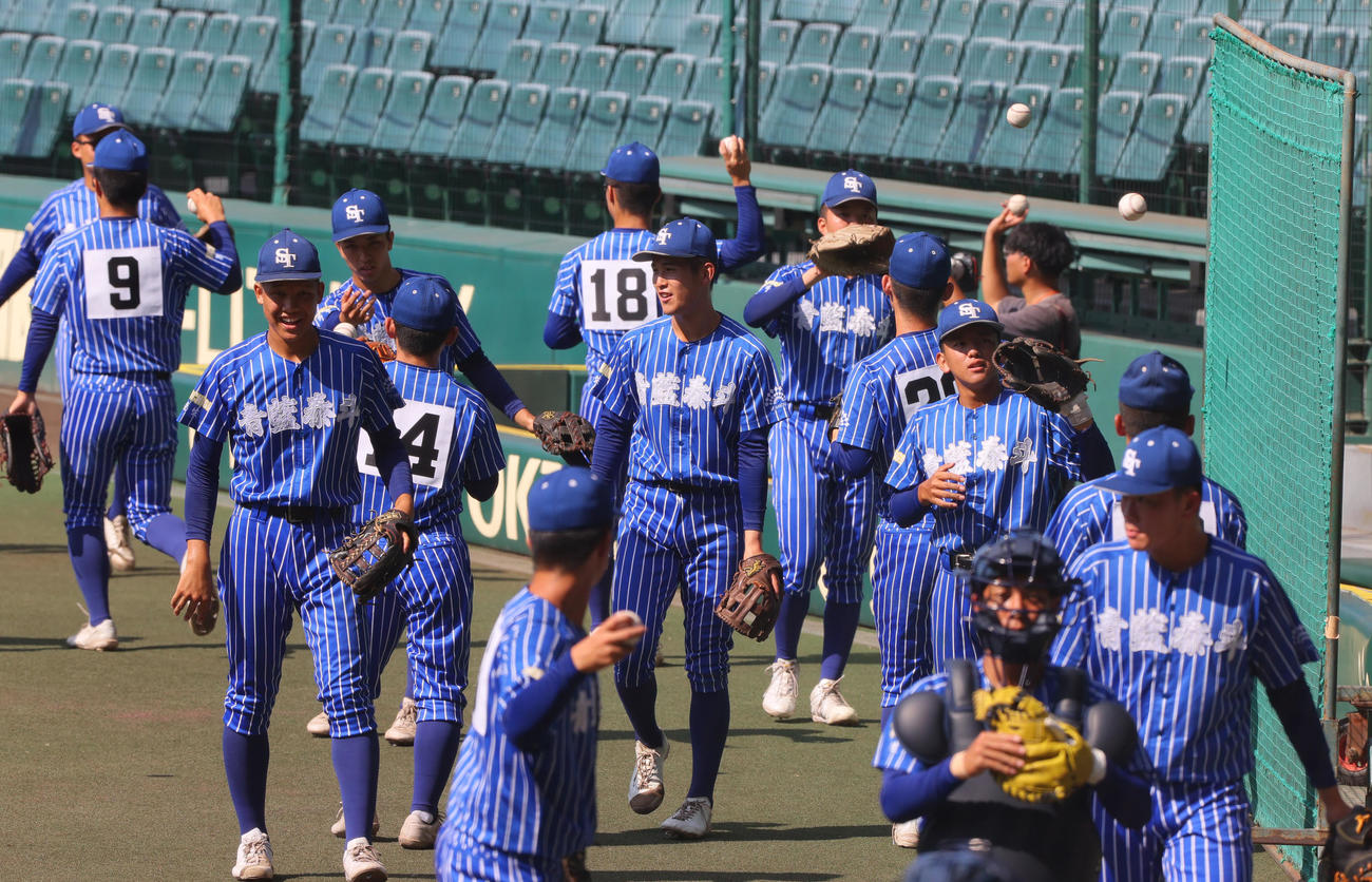 甲子園練習する青藍泰斗ナイン（撮影・上山淳一）