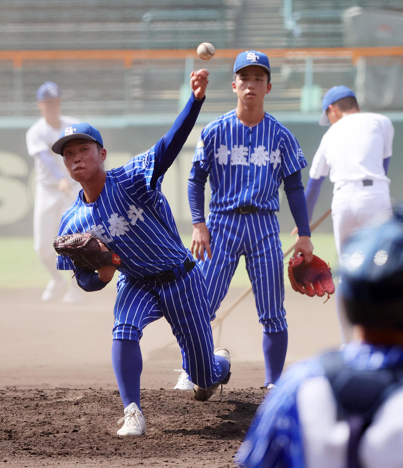 甲子園球場のマウンドで投球する青藍泰斗エース永井（手前）（撮影・上山淳一）