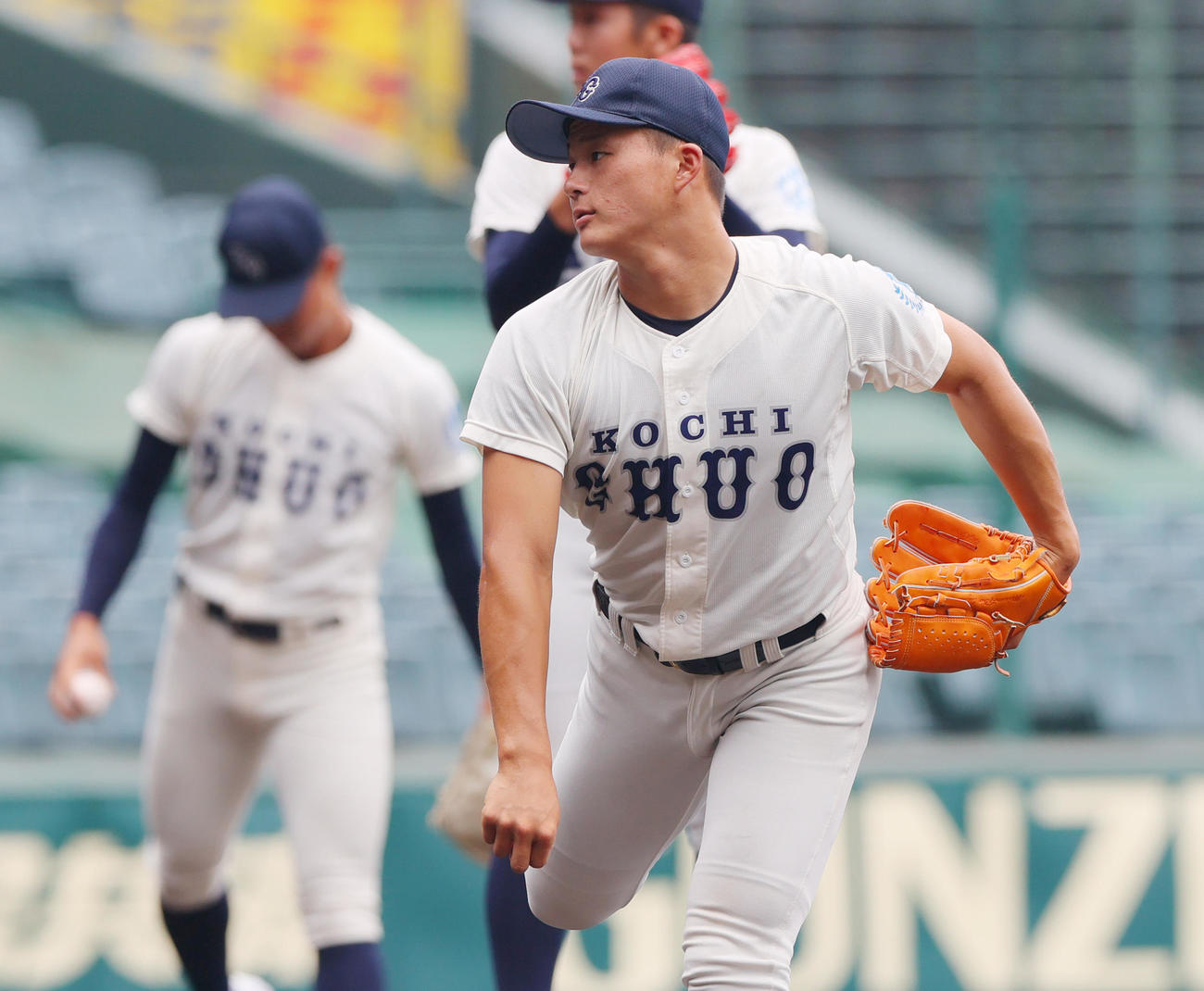甲子園球場でキャッチボールする高知中央の堅田（撮影・上山淳一）