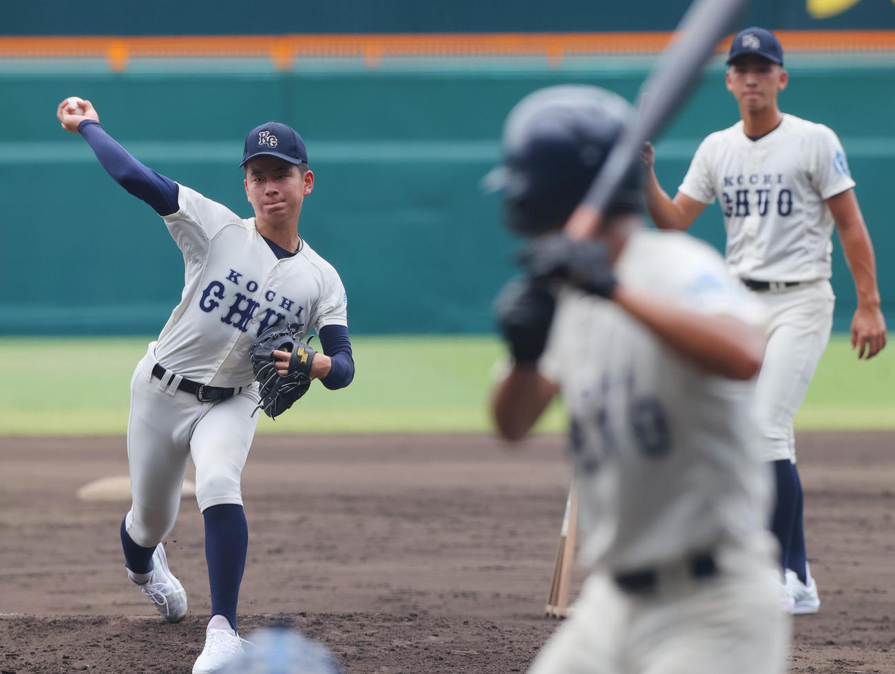 甲子園球場のマウンドで投球する高知中央のエース松浦（左）（撮影・上山淳一）