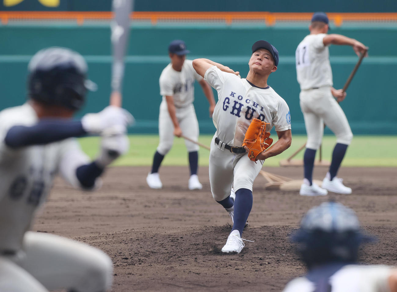 甲子園球場のマウンドで投球する高知中央の堅田（撮影・上山淳一）