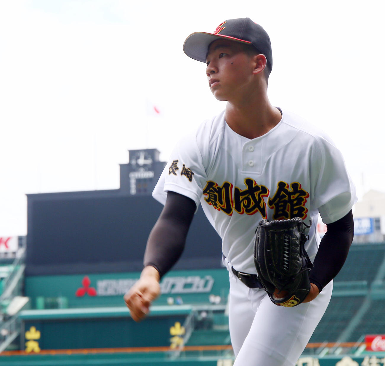 甲子園球場でキャッチボールする創成館の森下（撮影・上山淳一）