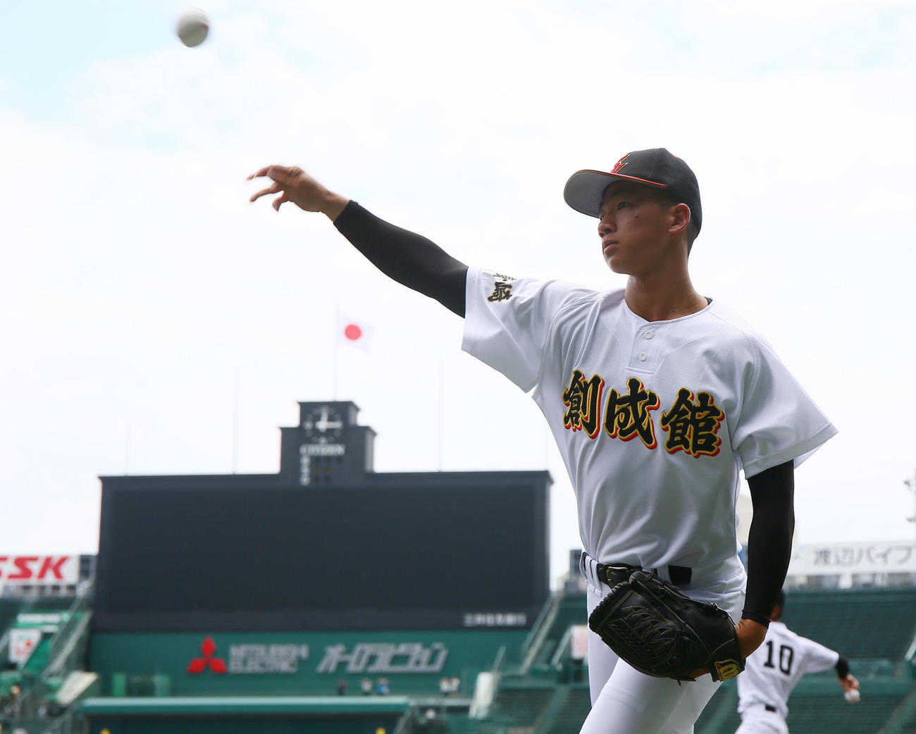 甲子園球場でキャッチボールする創成館の森下（撮影・上山淳一）