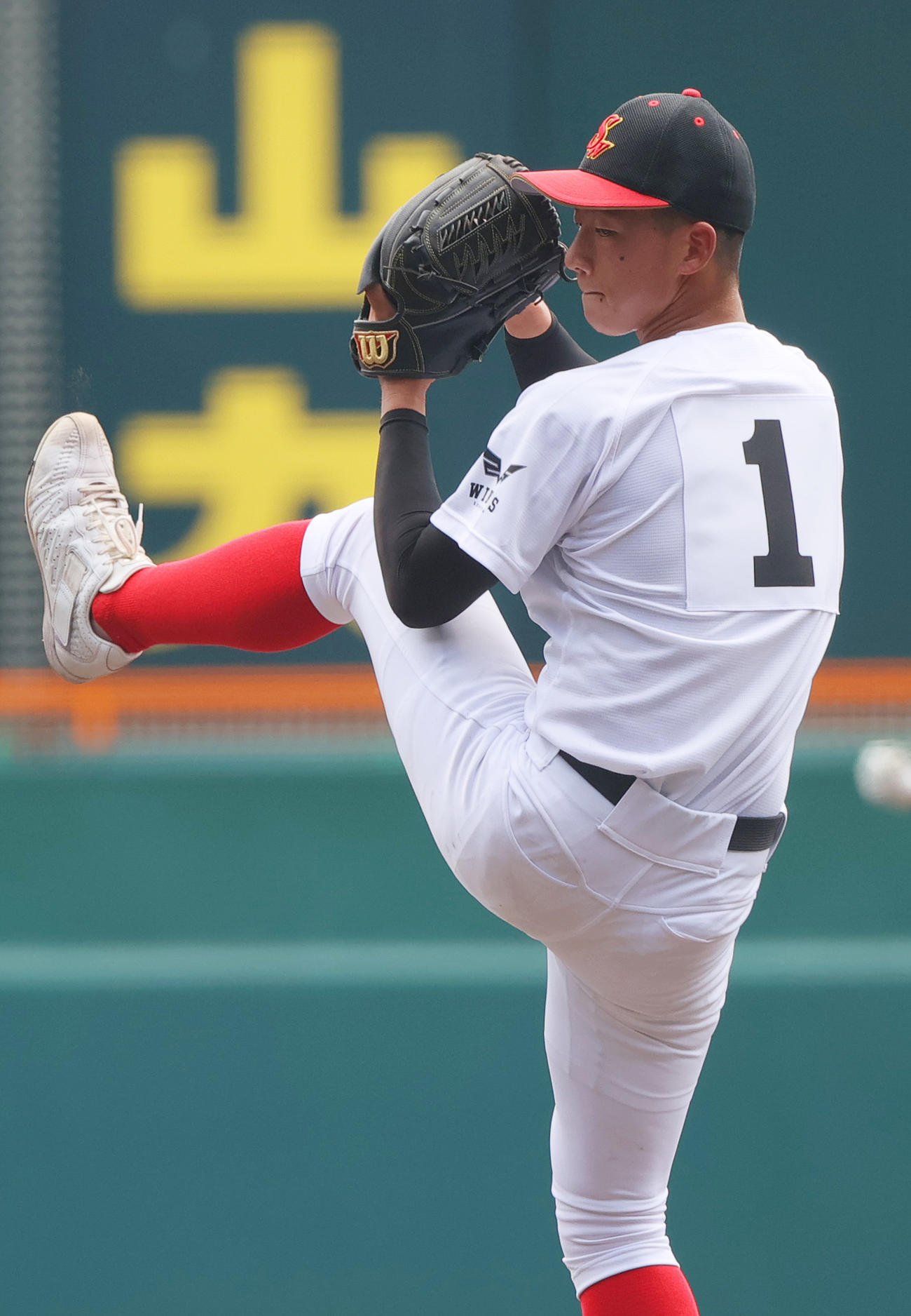 甲子園球場のマウンドで投球する創成館のエース森下（撮影・上山淳一）