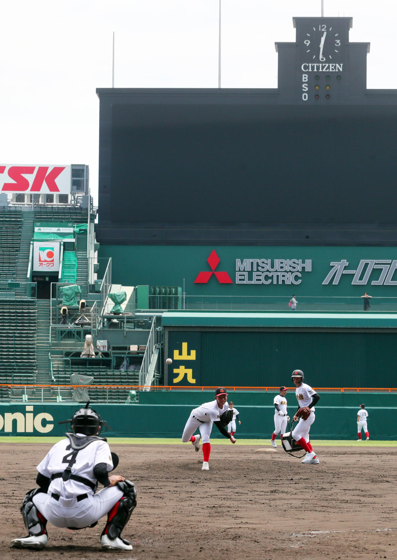 甲子園球場のマウンドで投球する創成館のエース森下（撮影・上山淳一）