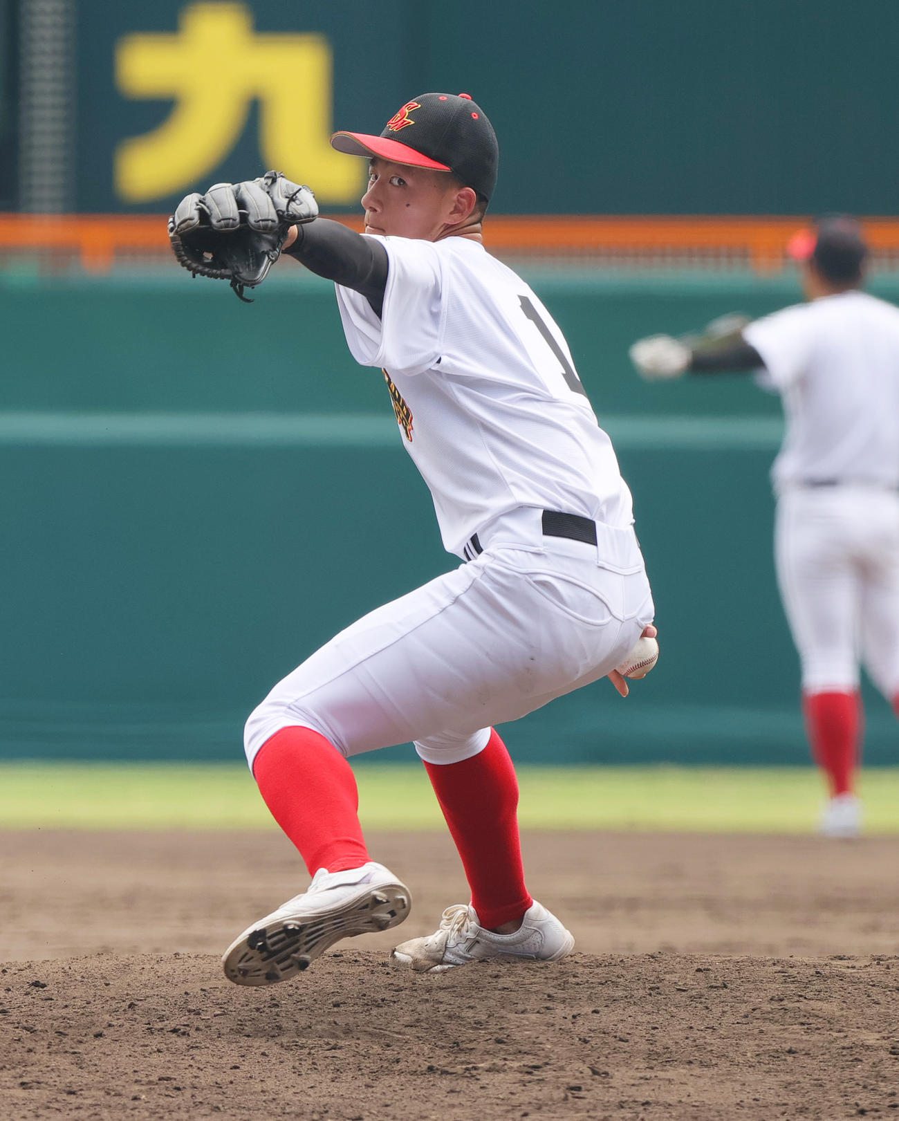 甲子園球場のマウンドで投球する創成館のエース森下（撮影・上山淳一）