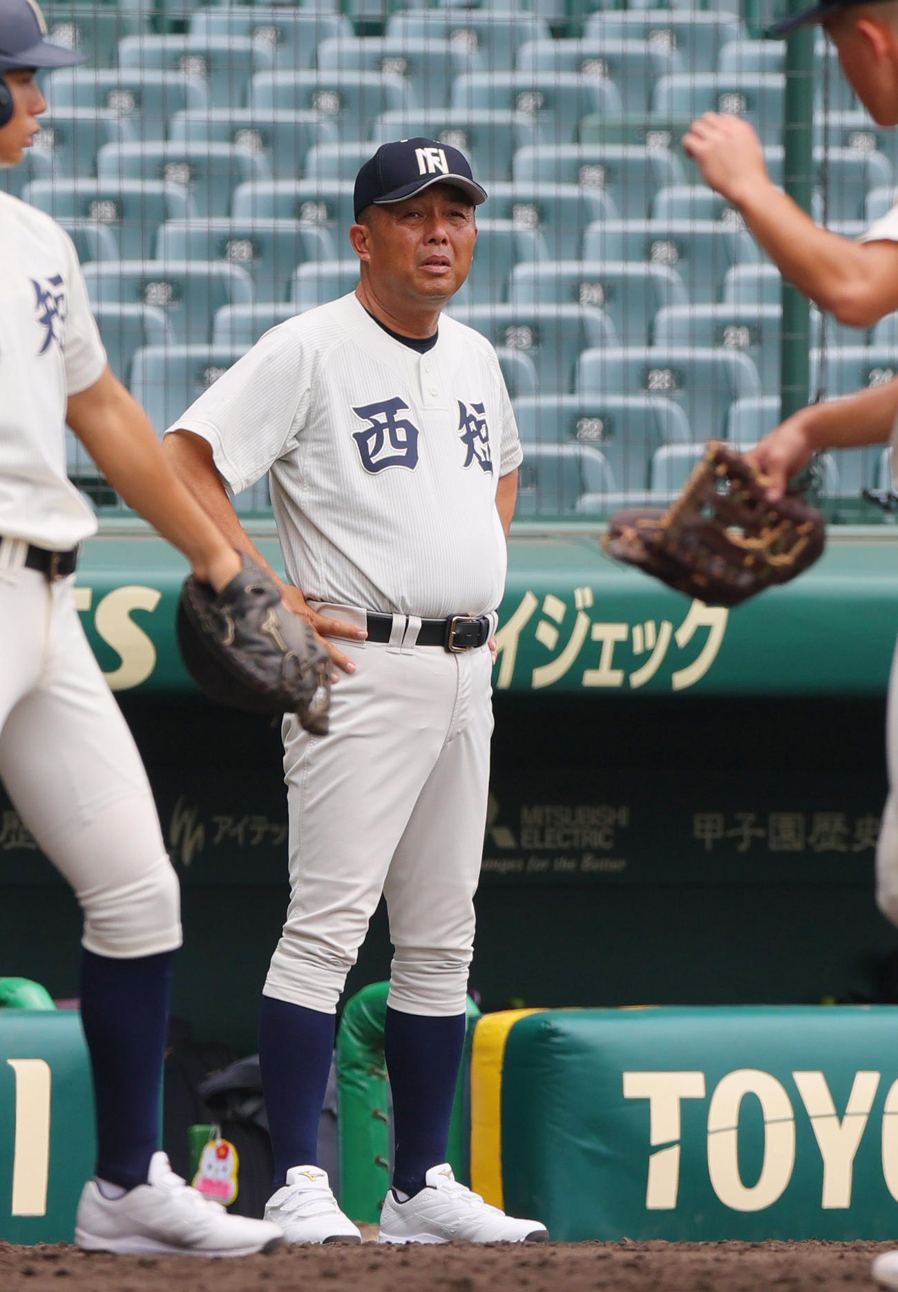 甲子園練習を見守る西日本短大付の西村監督（撮影・上山淳一）