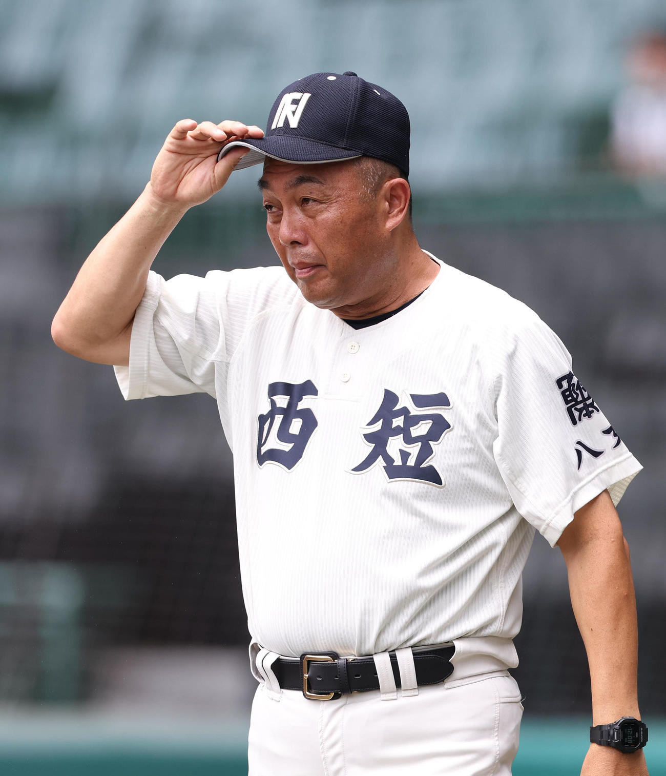 ナインの練習を見守る西日本短大付・西村監督（撮影・白石智彦）