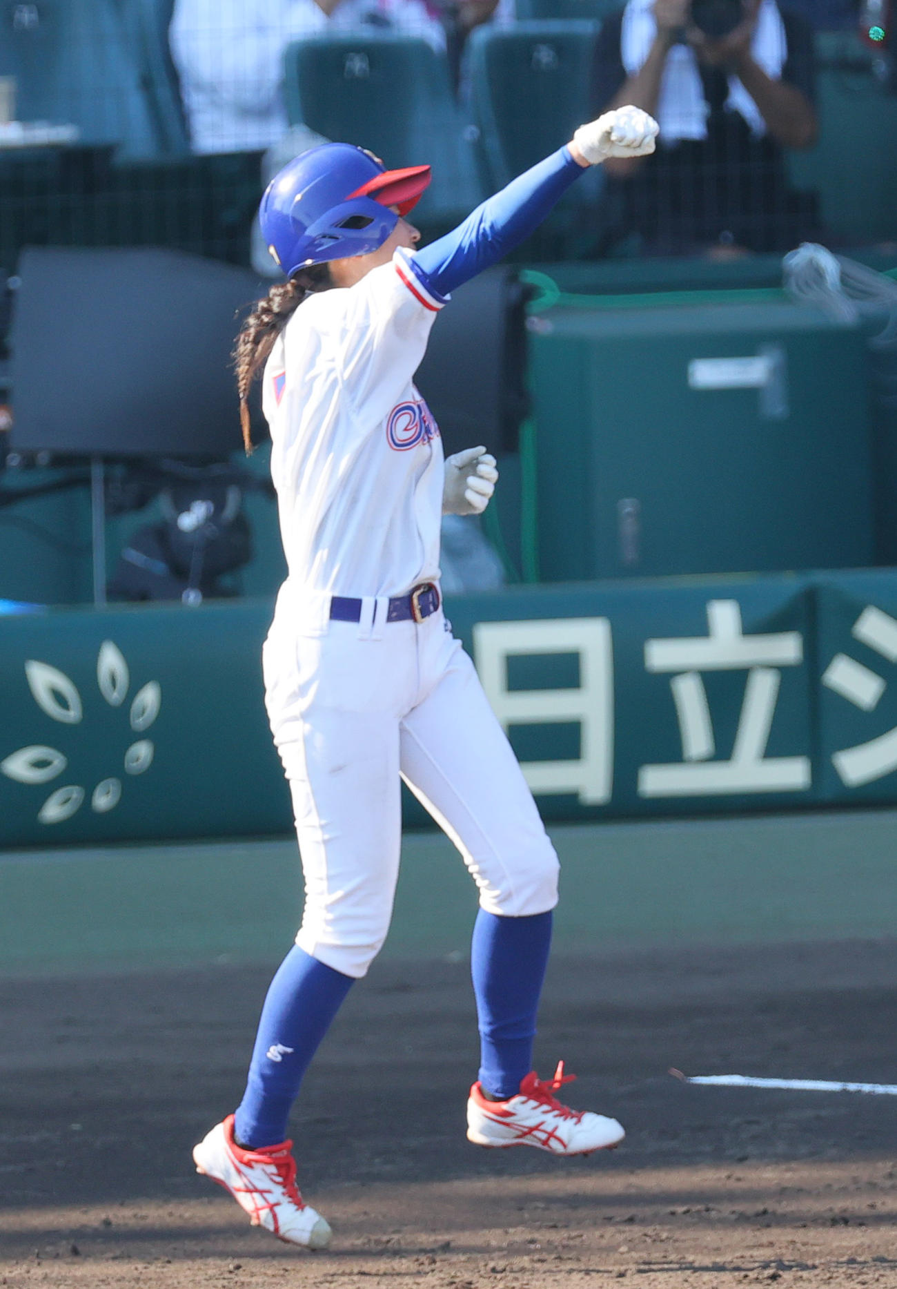 岐阜第一対福知山成美　4回裏2死一、三塁、三浦は右前適時打を放ちベンチに向かってガッツポーズする（撮影・上山淳一）