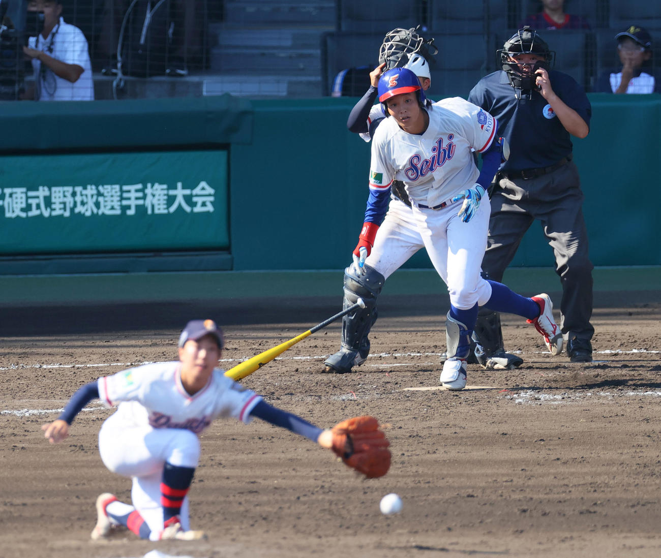 岐阜第一対福知山成美　4回裏2死満塁、新谷は中前2点適時打を放つ（撮影・上山淳一）