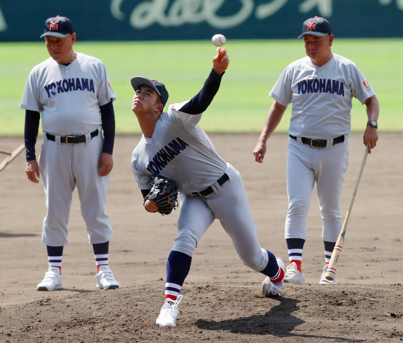 甲子園球場のマウンドで投球する横浜エース奥村頼（手前）。右は村田監督（撮影・上山淳一）