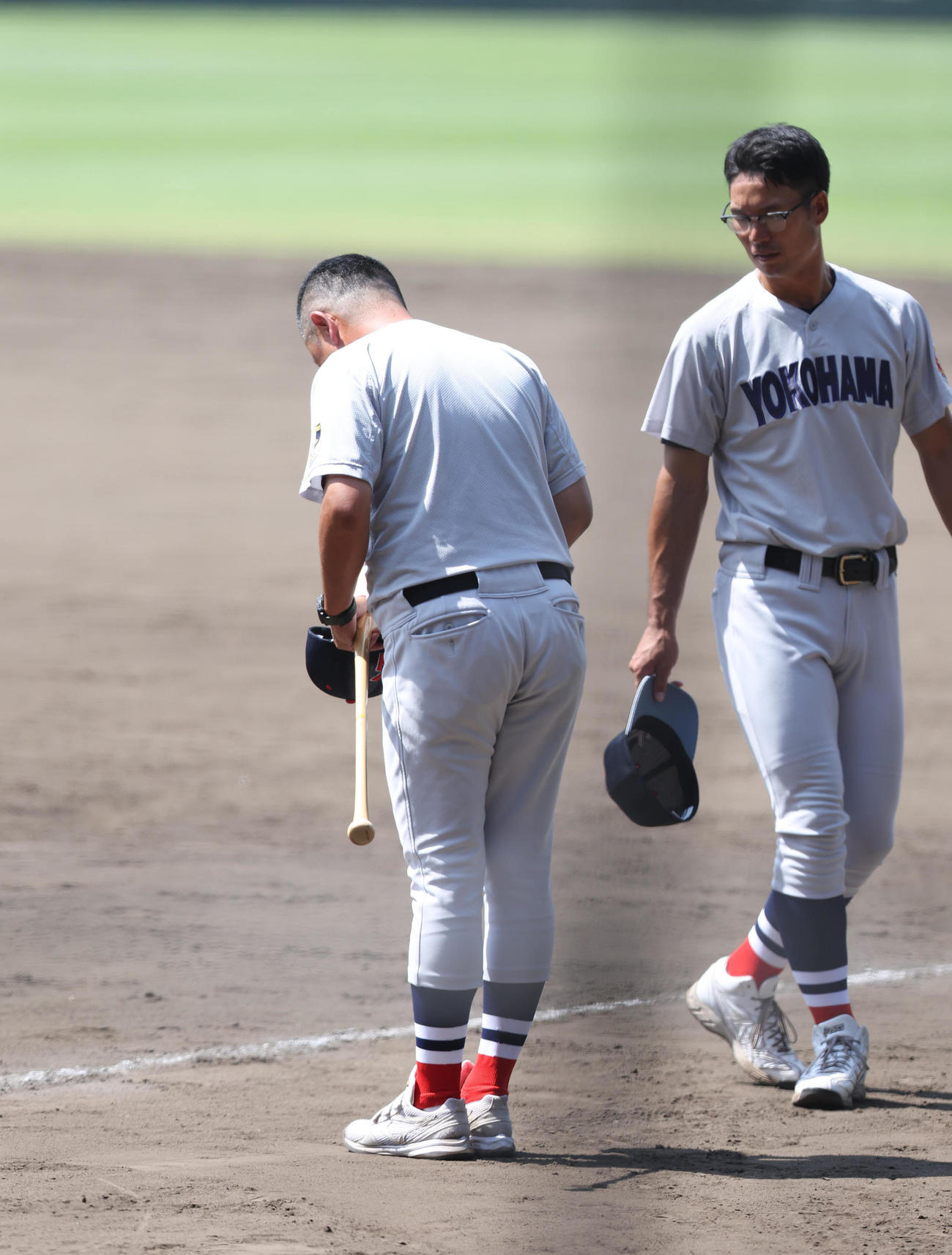 甲子園練習を終えてグラウンドに一礼する横浜・村田監督（撮影・白石智彦）