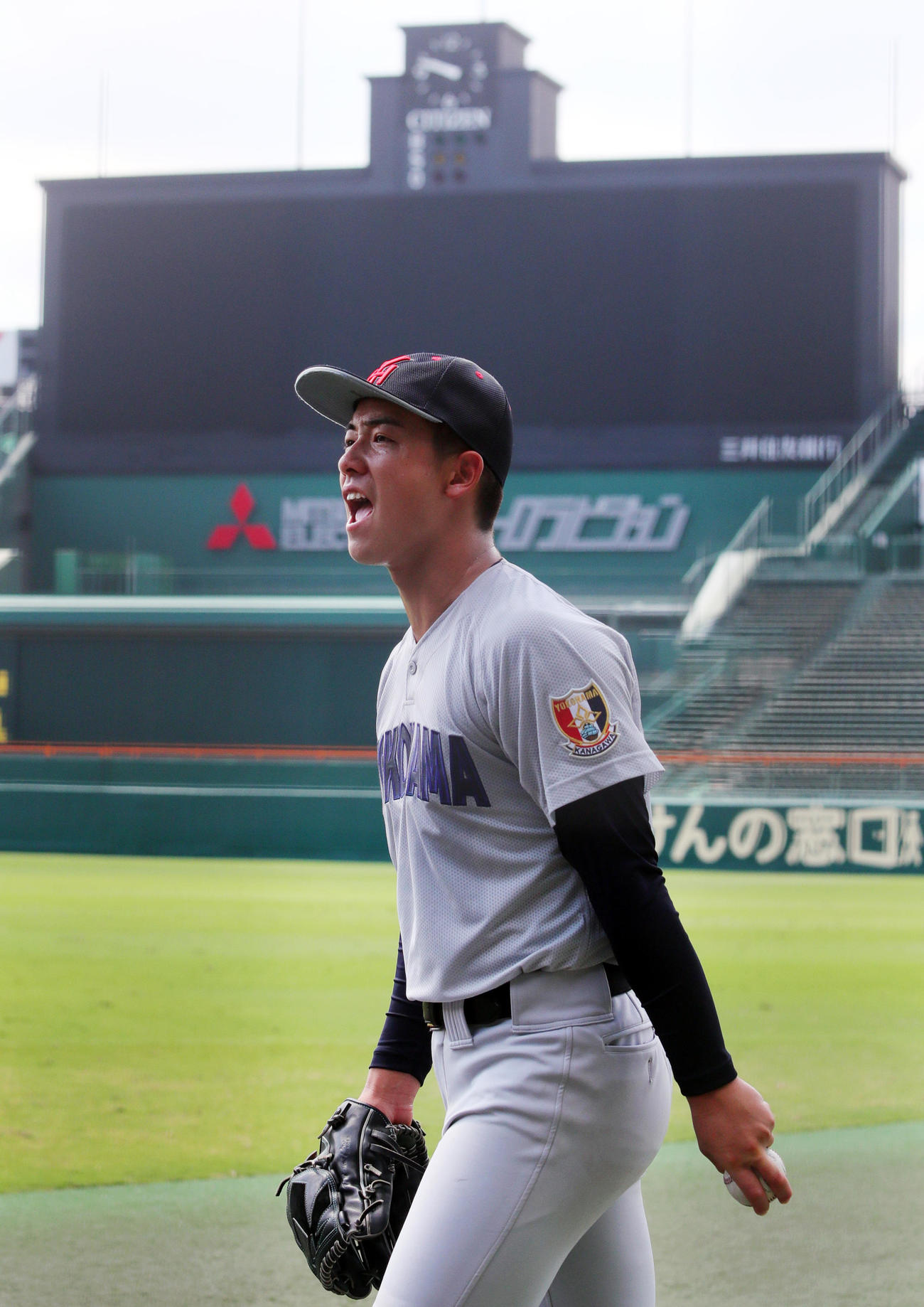 甲子園練習で声を出す横浜のエース奥村頼（撮影・上山淳一）