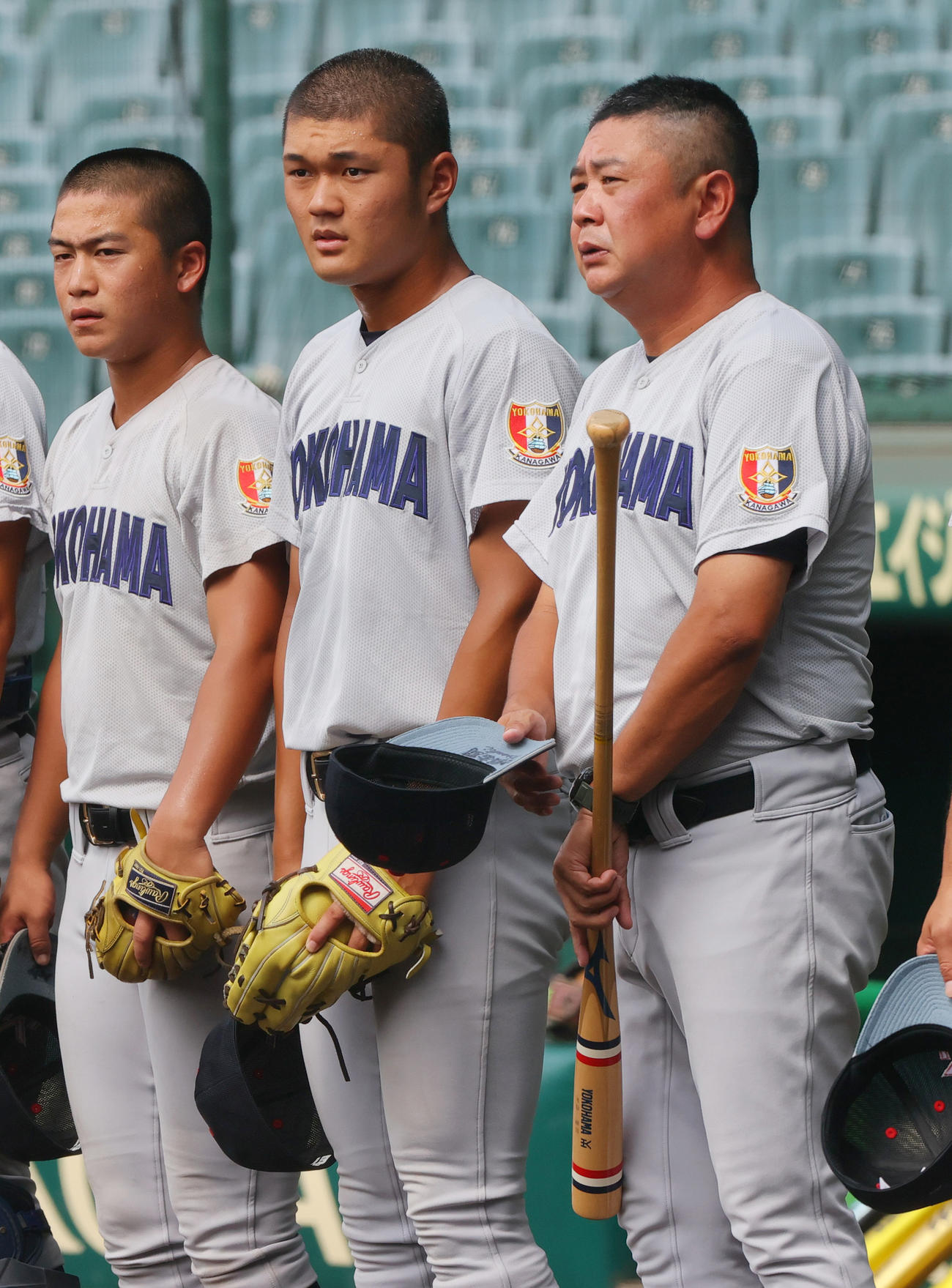甲子園練習で整列して脱帽する横浜の阿部葉主将（中央）。右は村田監督（撮影・上山淳一）
