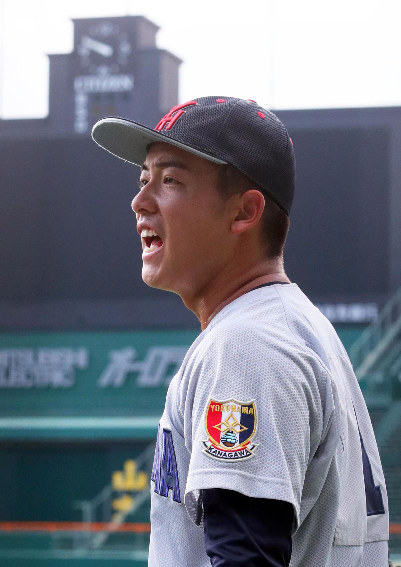 甲子園練習で声を出す横浜のエース奥村頼（撮影・上山淳一）