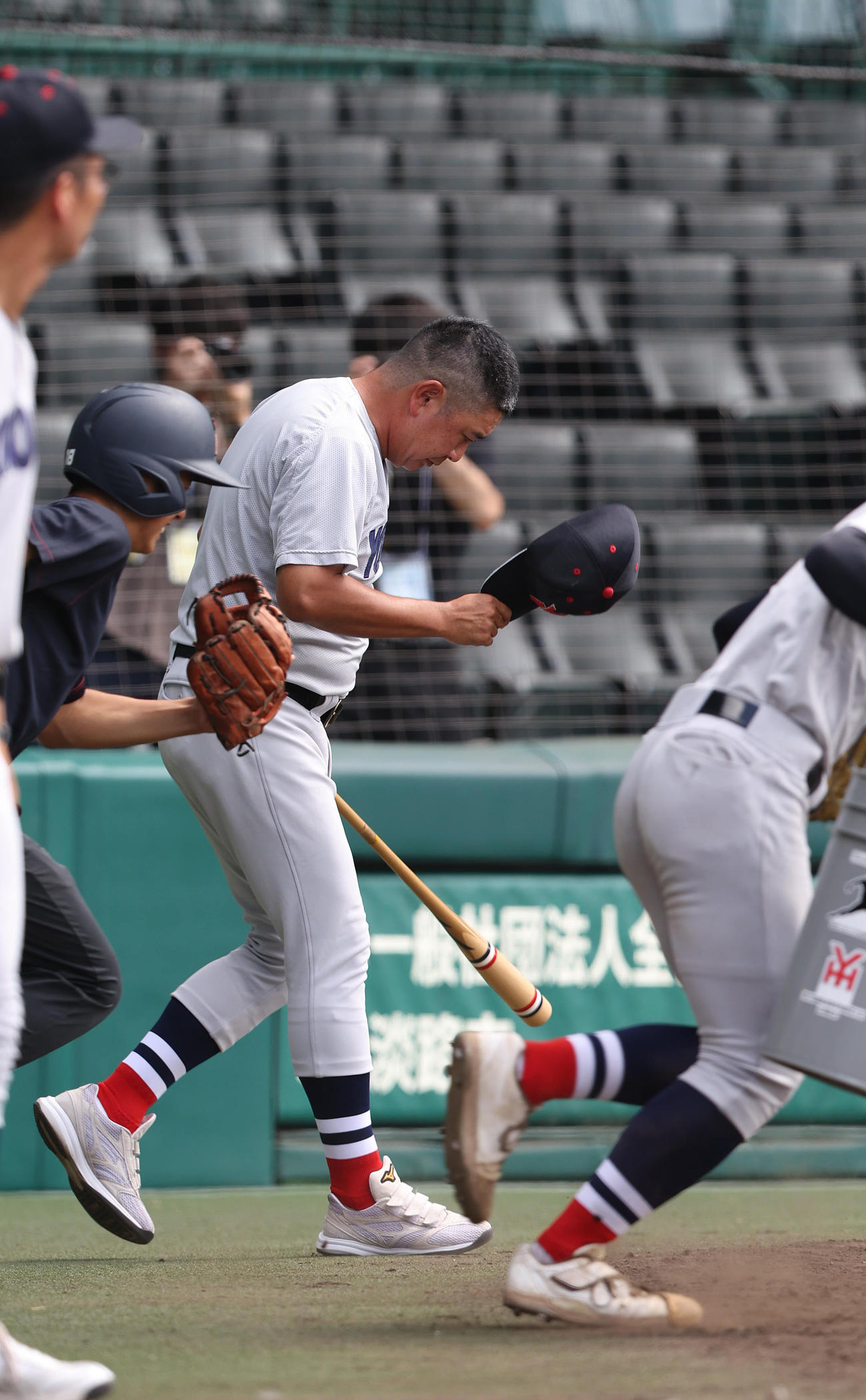 練習開始のサイレンが鳴りグラウンドに一礼する横浜・村田監督（撮影・白石智彦）