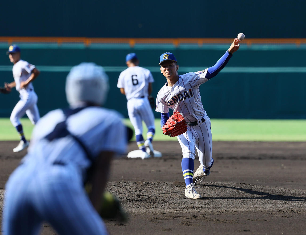 甲子園練習で投球練習をする健大高崎・佐藤（撮影・藤尾明華）