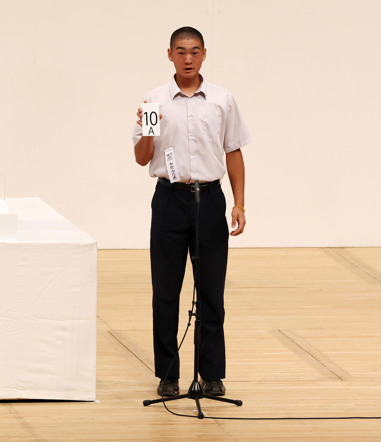 くじを引き番号を発表する智弁和歌山の山田主将（撮影・加藤哉）