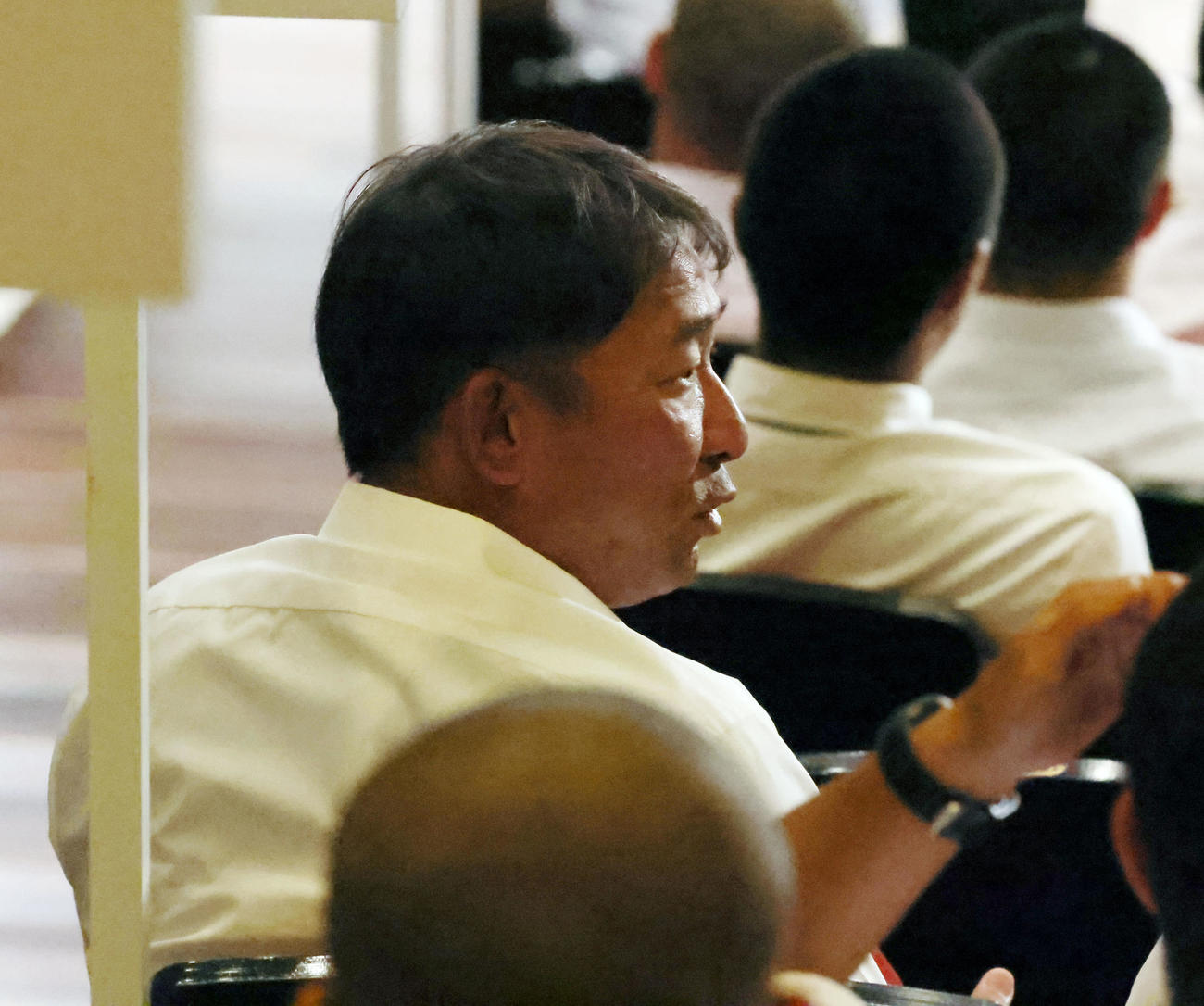 着席し抽選会の様子を見守る智弁和歌山の中谷監督（撮影・加藤哉）