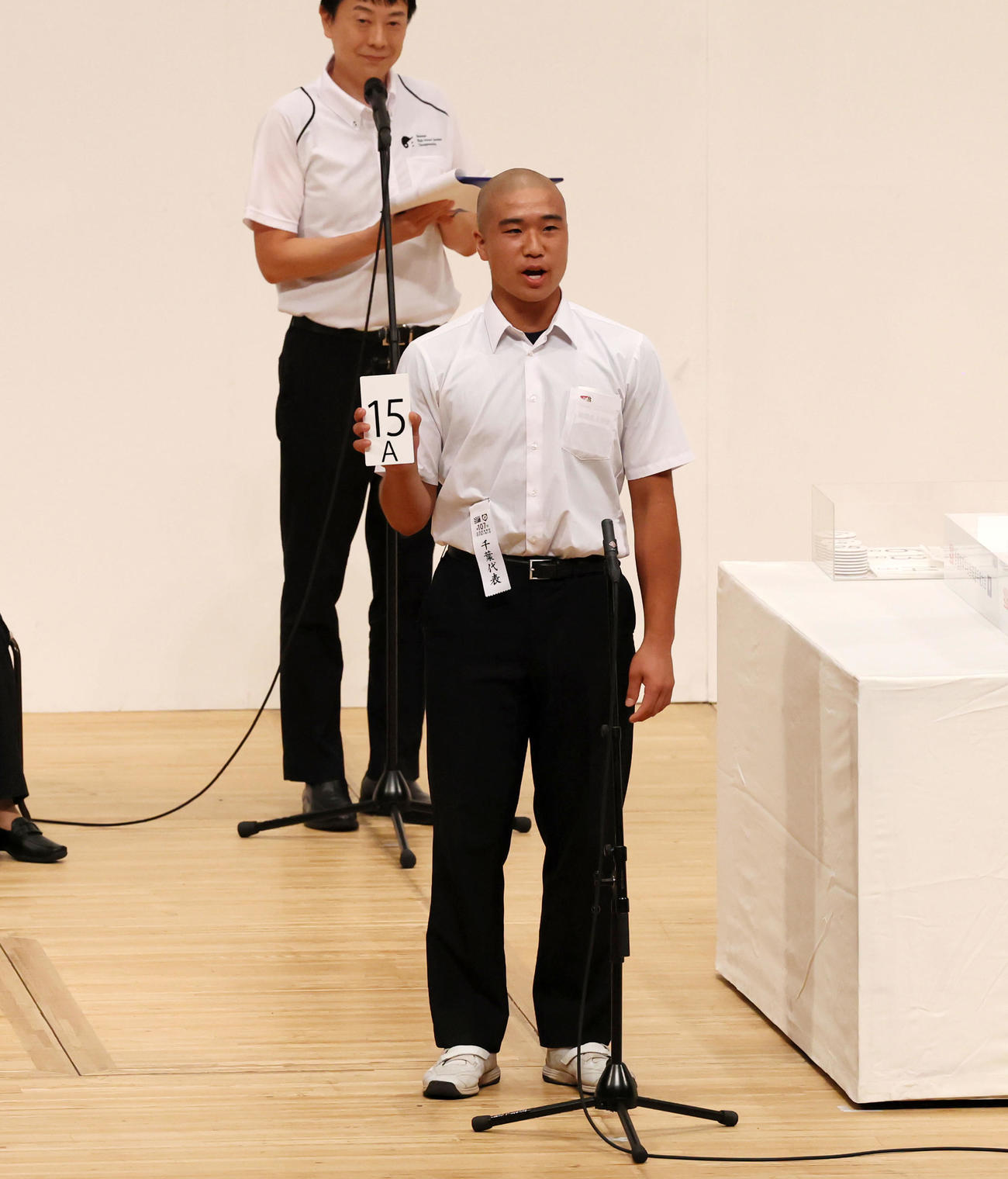 くじを引きを行い番号を発表する市船橋の田中主将（撮影・加藤哉）