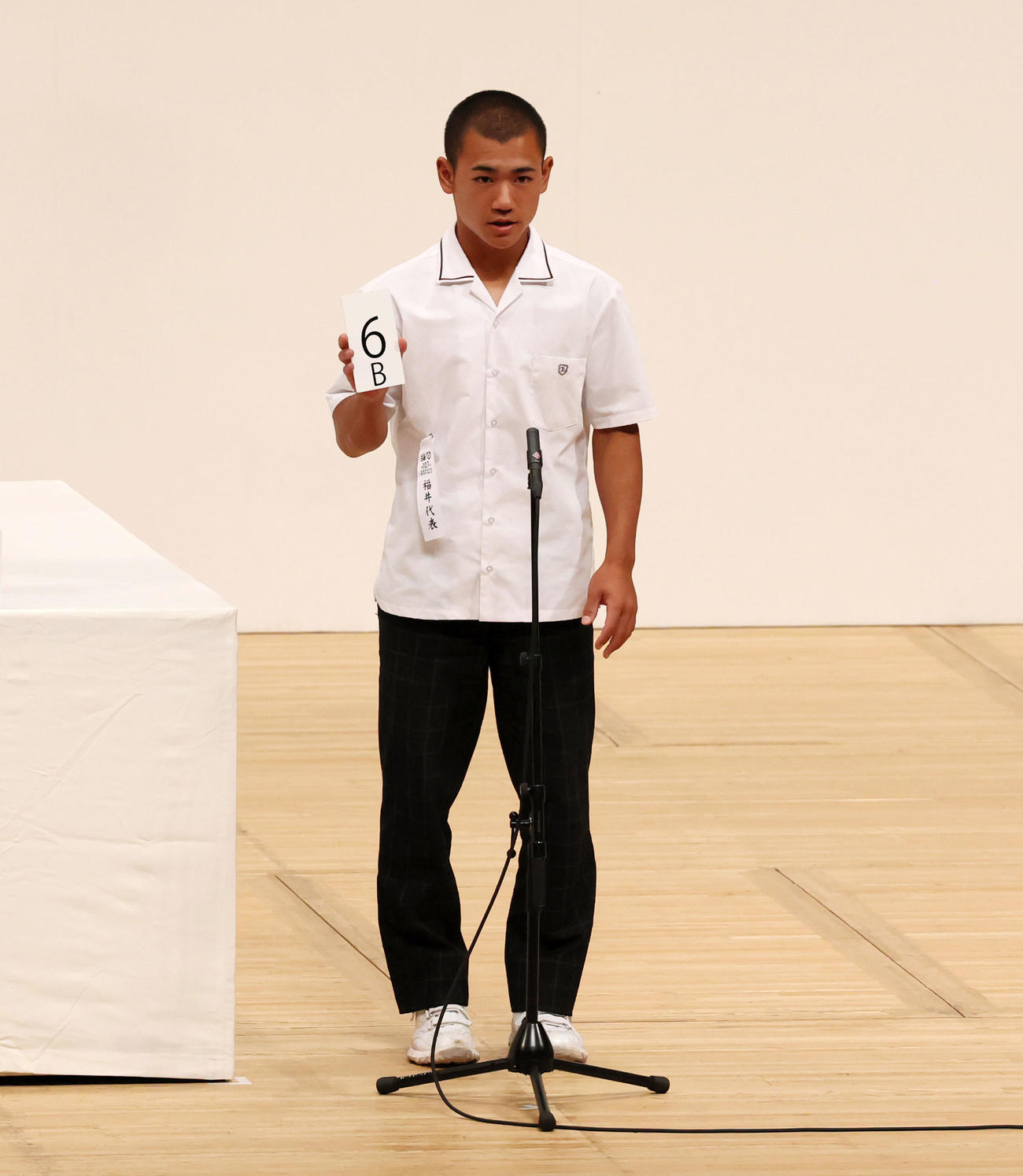 くじを引き番号を発表する敦賀気比の岡部主将（撮影・加藤哉）