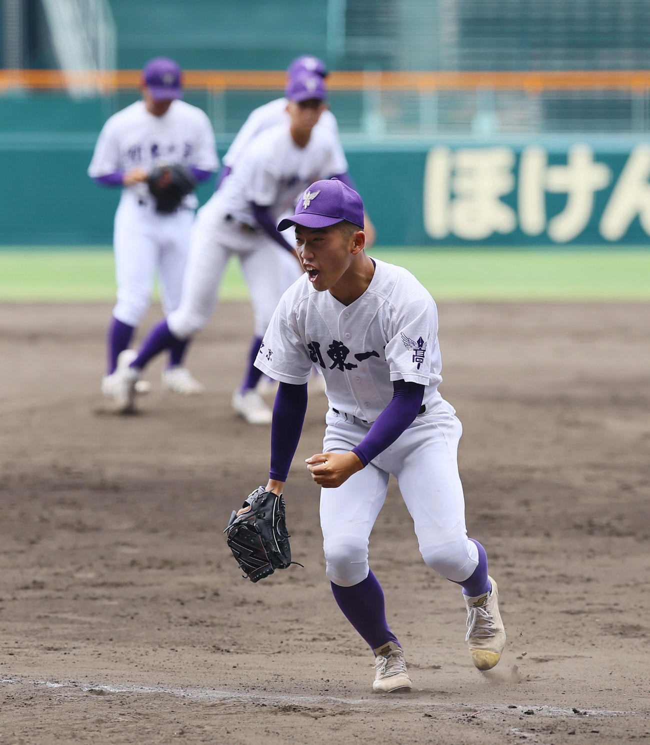 甲子園練習で投内連係で声を上げる関東第一・坂本（撮影・藤尾明華）