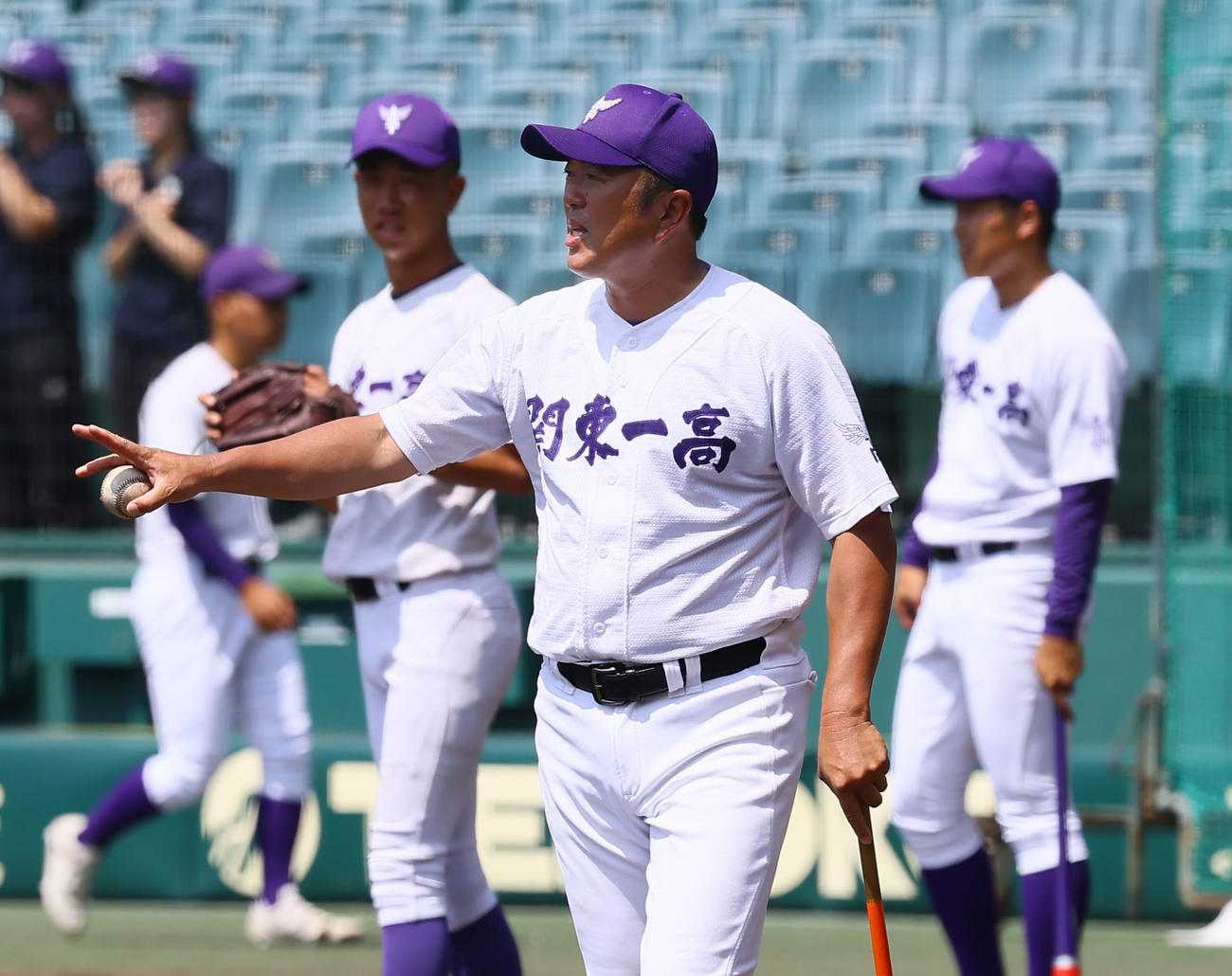 甲子園練習でノックを打つ関東第一・米沢監督（撮影・藤尾明華）