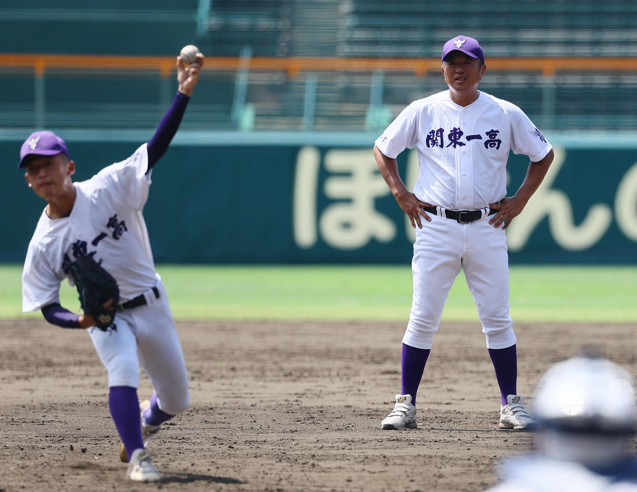 甲子園練習で投球練習をする坂本を見つめる関東第一・米沢監督（撮影・藤尾明華）