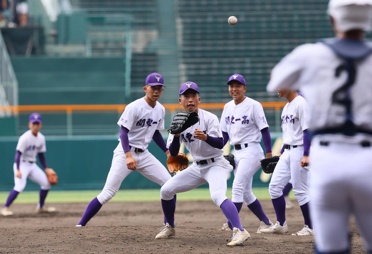 甲子園練習で投内連係のノックを受ける関東第一・坂本（撮影・藤尾明華）