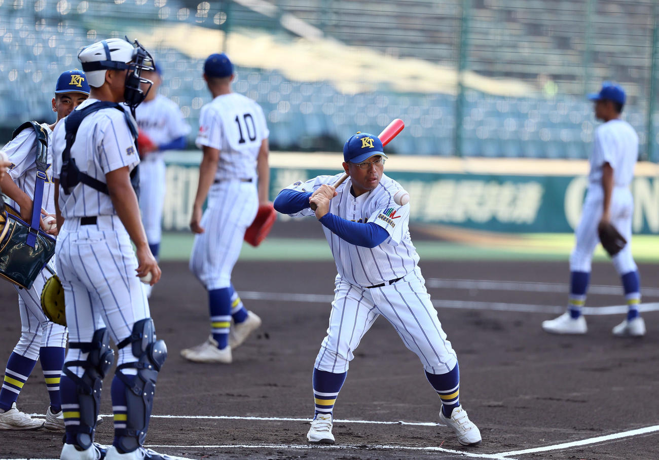 甲子園練習でノックを打つ健大高崎・森田コーチ（撮影・藤尾明華）