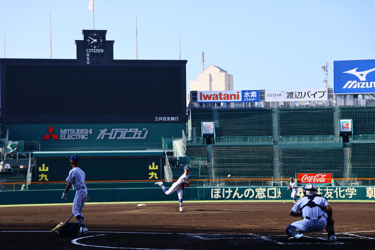 甲子園練習で投球練習をする健大高崎・石垣元（撮影・藤尾明華）
