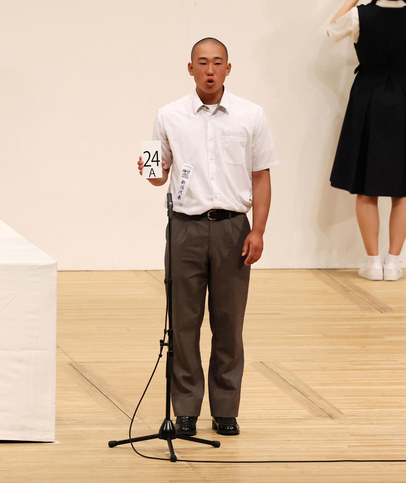 くじを引き番号を発表する中越の窪田主将（撮影・加藤哉）